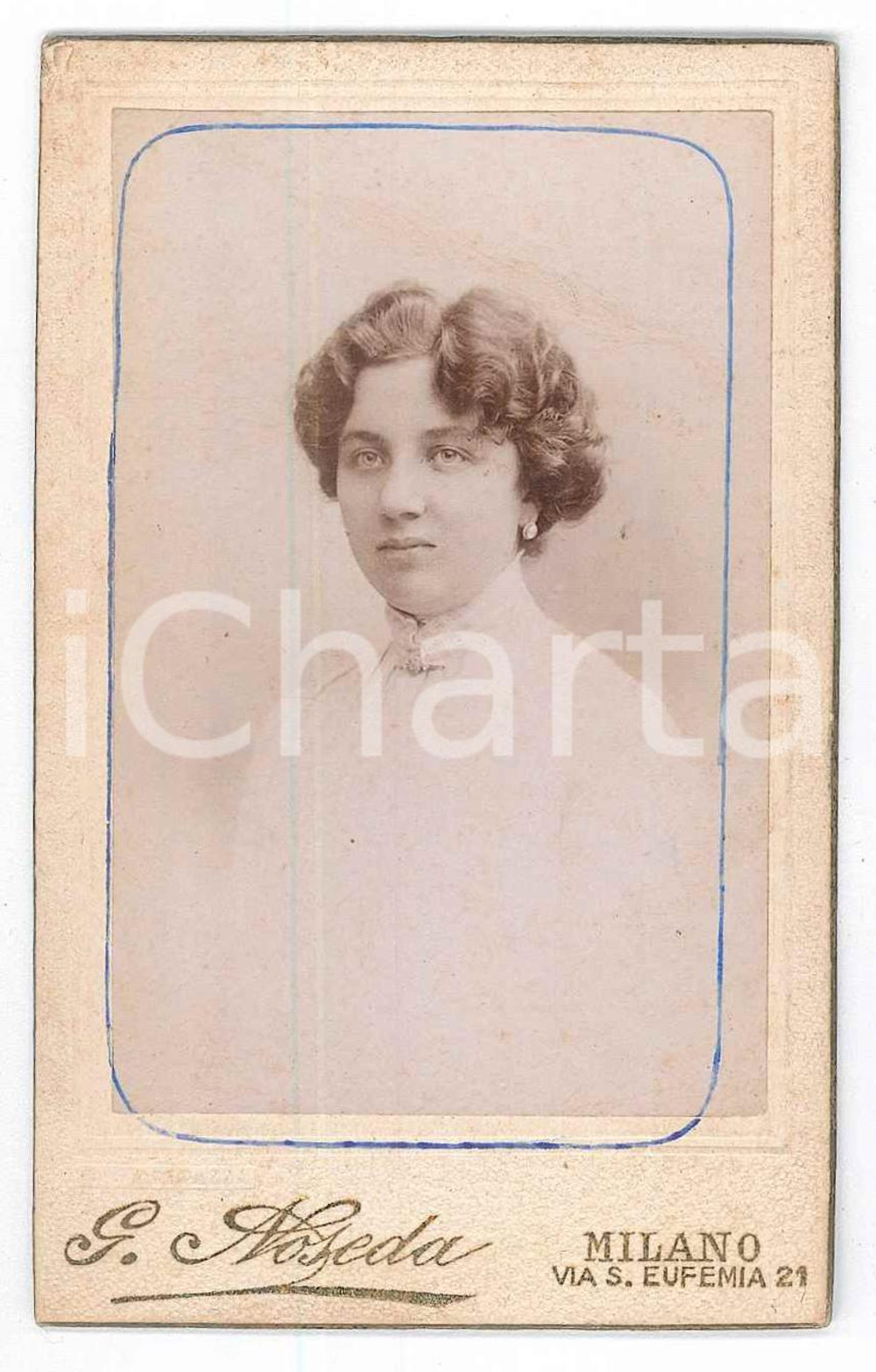 1900 ca MILANO Ritratto di giovane donna in bianco *Foto NOSEDA CDV  Fotografia d'epoca, su cartoncino rigido.FOTOGRAFO: G. Noseda - Milano, via S. Eufemia 21 GOOD/buono  Formato: 6x10 cm originale e autentica 1