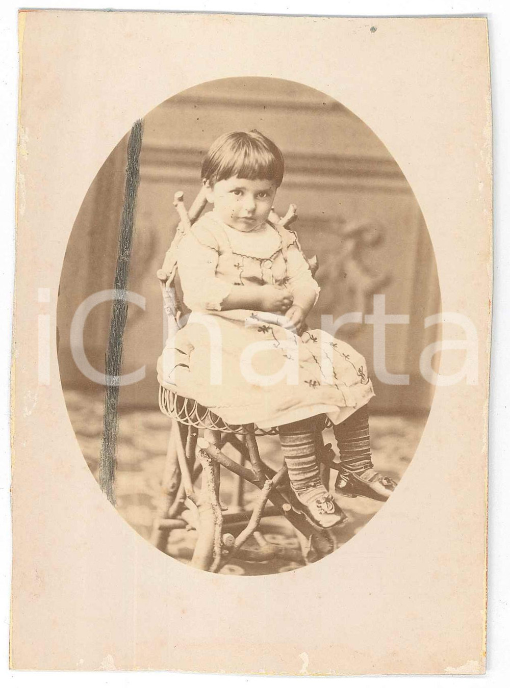 1910 ca ITALIA Bambina su sedia in vimini - Fotografia anonima 10x14 cm Fotografia originale d'epoca, montata su cartoncino rigido.   FAIR/discreto margini rifilati Formato: 10x14 cm originale e autentica 1