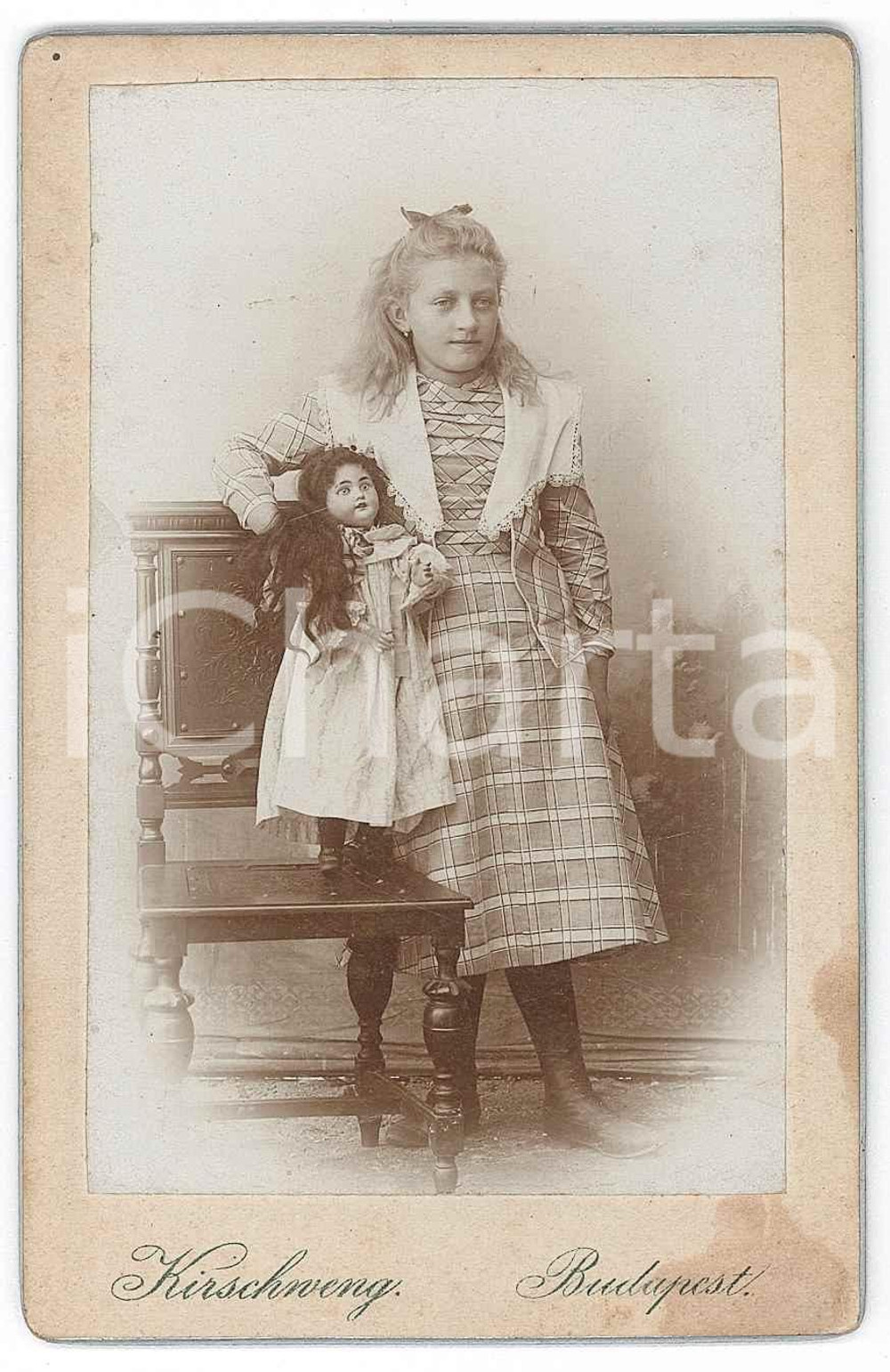 1910 ca BUDAPEST Ritratto di bambina con la bambola - Foto KIRSCHWENG CDV  Fotografia d'epoca, su cartoncino rigido.  GOOD/buono  Formato: 6x10 cm originale e autentica 1