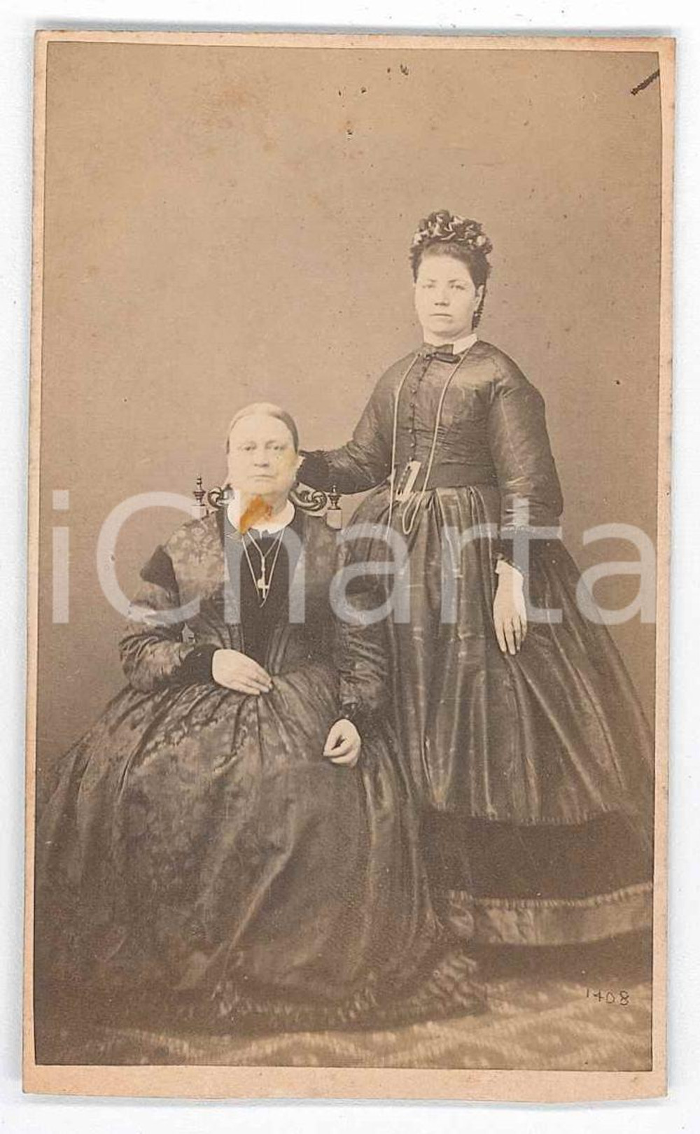 1870 ca TORINO Ritratto di due nobildonne - Foto F. PORRO CDV Fotografia d'epoca, montata su cartoncino morbido.FOTOGRAFO: F. Porro - via Provvidenza 20, Torino POOR/danneggiato residuo centrale Formato: 6x10 cm originale e autentica 1