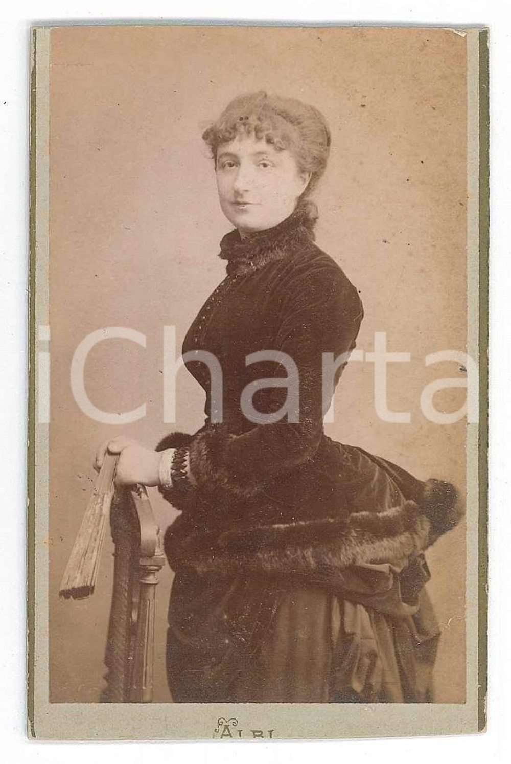 1890 ca ALBI - FRANCE Ritratto di donna con ventaglio - Foto L'AILLAUD - CDV Fotografia d'epoca, montata su cartoncino rigido. FAIR/discreto Lievi smussature agli angoli Formato: 6x10 cm originale e autentica 1