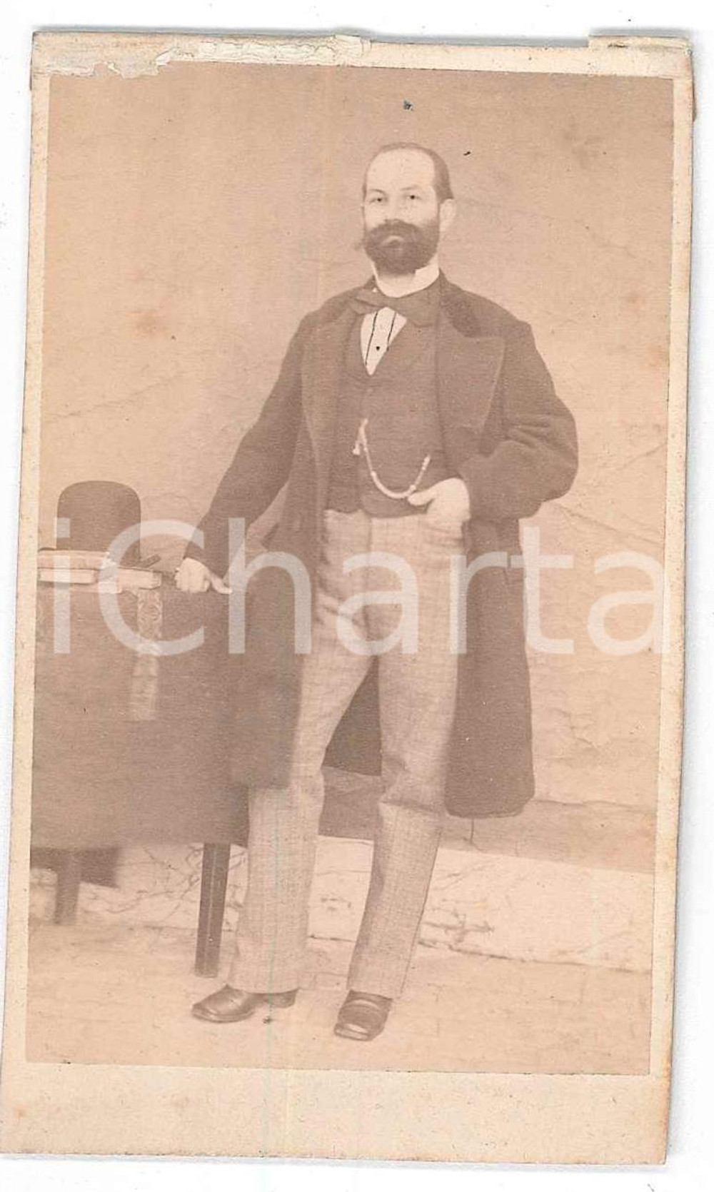 1880 ca ITALIA Ritratto di uomo con bombetta - Foto C. OMODEO - CDV Fotografia d'epoca, montata su cartoncino rigido. POOR/danneggiato Lievi smussature agli angoli, residui di incollatura al margine superiore Formato: 6x10 cm originale e autentica 1