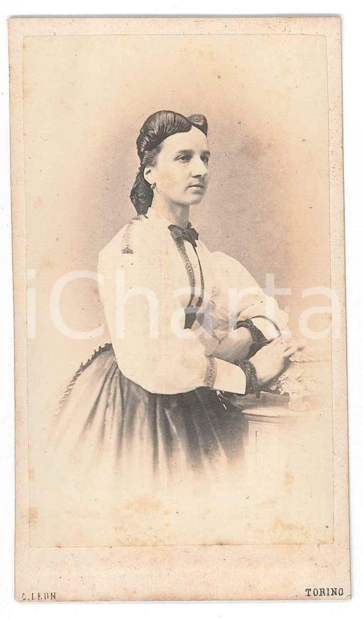1900 ca TORINO Ritratto femminile - Emporio fotografico C. LEON - CDV Fotografia d'epoca, montata su cartoncino morbido.FOTOGRAFO: Torino - C. Leon, via Della Rocca 23 GOOD/buono  Formato: 6x10 cm originale e autentica 1