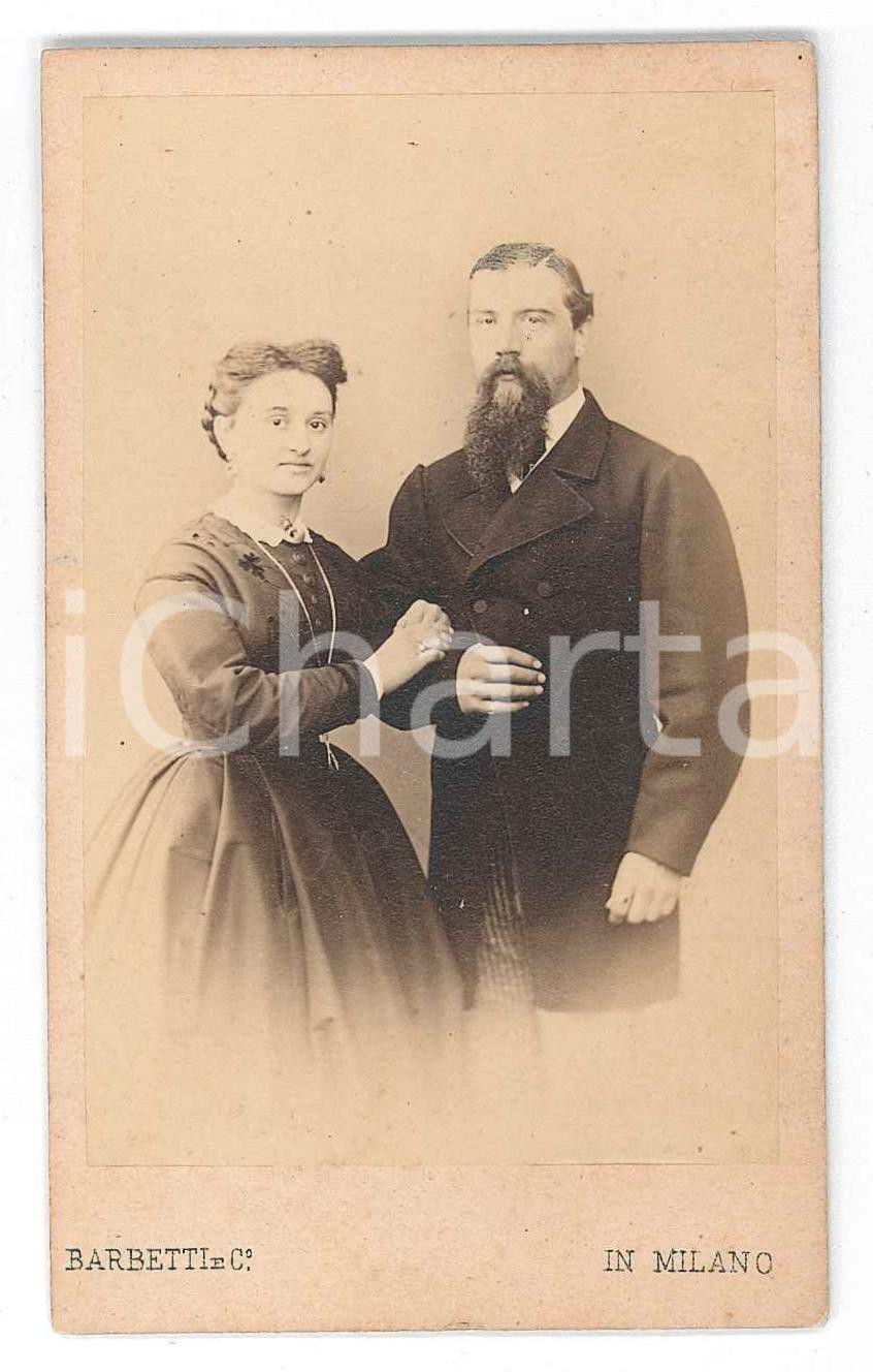1880 ca MILANO Ritratto di moglie e marito - Foto BARBETTI e C. - CDV Fotografia d'epoca, montata su cartoncino rigido. FAIR/discreto Lievi smussature agli angoli Formato: 6x10 cm originale e autentica 1