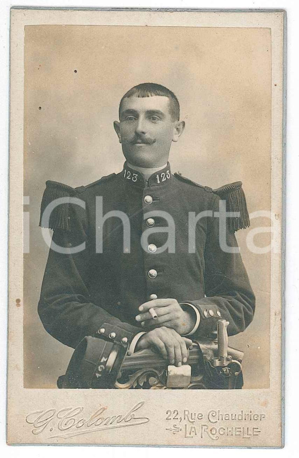 1880 ca LA ROCHELLE Soldat avec poignard et cigarette - Photo G. COLOMB - CDV Fotografia d'epoca, montata su cartoncino rigido. FAIR/discreto Lievi smussature agli angoli, residuo di colla al verso Formato: 6x10 cm originale e autentica 1