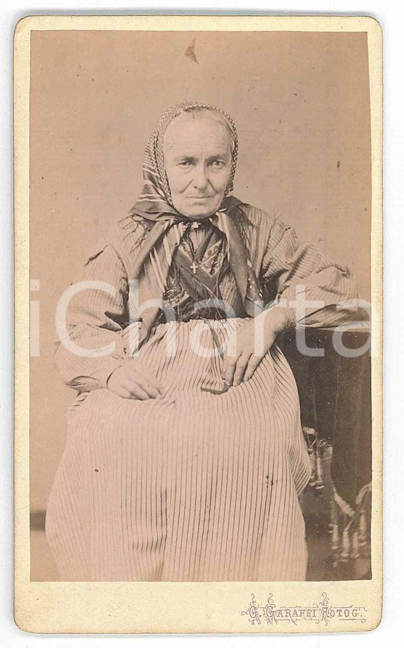1900 ca BIELLA Ritratto di anziana - Foto CAPELLARO E MASSERANO - CDV Fotografia d'epoca, montata su cartoncino rigido. FAIR/discreto Lievi smussature agli angoli Formato: 6x10 cm originale e autentica 1