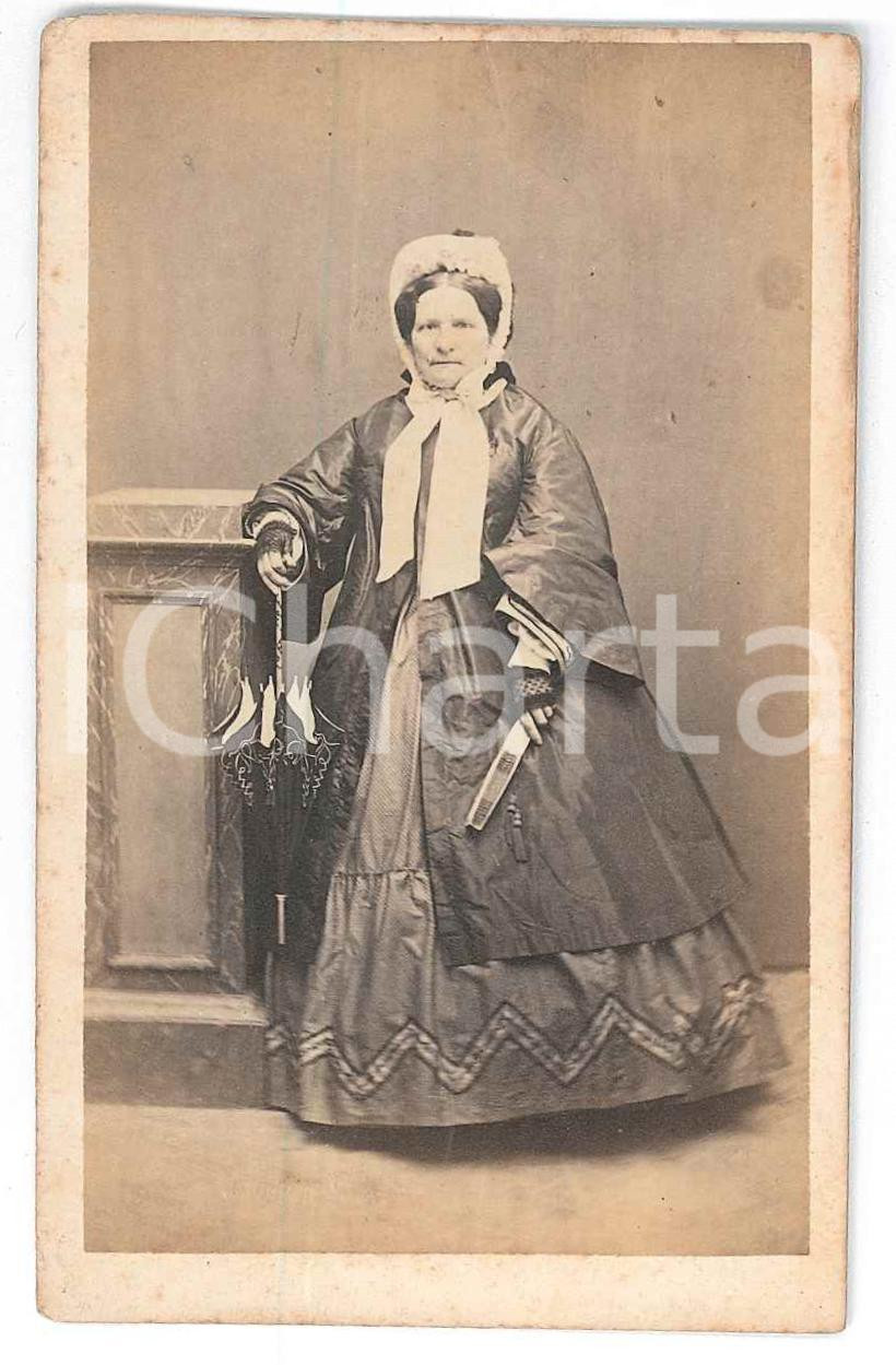 1900 ca PARMA Ritratto di donna con ventaglio - Foto Carlo ANTONIETTI - CDV Fotografia d'epoca, montata su cartoncino rigido. FAIR/discreto Lievi smussature e bruniture agli angoli Formato: 6x10 cm originale e autentica 1