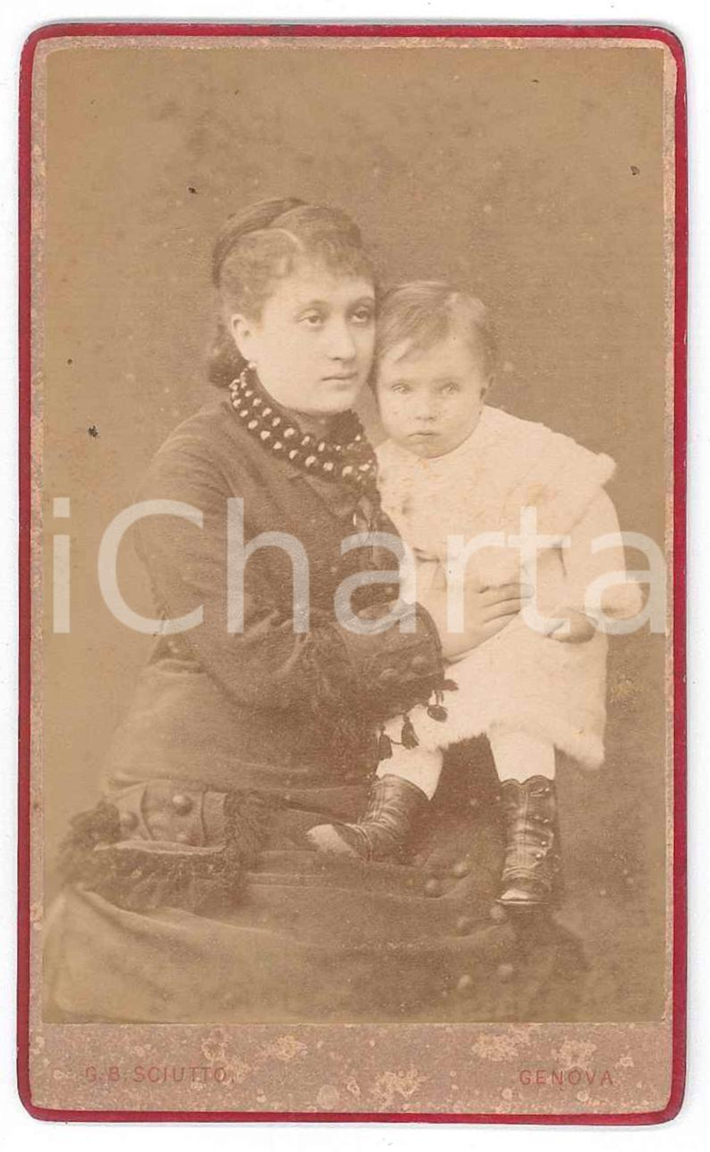 1880 ca GENOVA Ritratto di madre con bambino - Foto G.B. SCIUTTO - CDV Fotografia d'epoca, montata su cartoncino rigido. POOR/danneggiato Lievi smussature agli angoli, piccoli aloni al cartoncino di supporto Formato: 6x10 cm originale e autentica 1