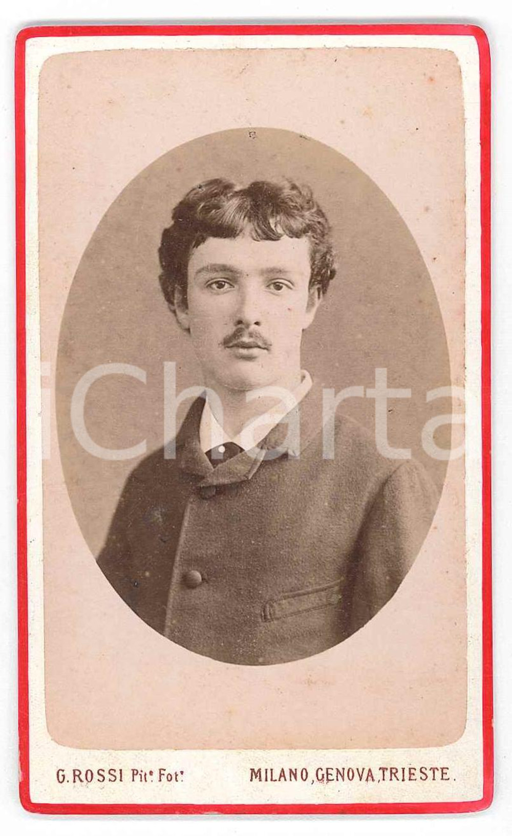 1880 ca ITALIA Ritratto maschile - Foto Giulio ROSSI - CDV Fotografia d'epoca, montata su cartoncino rigido.Il fotografo aveva sedi a Milano, Genova e Trieste.  FAIR/discreto Lievi smussature agli angoli Formato: 6x10 cm originale e autentica 1