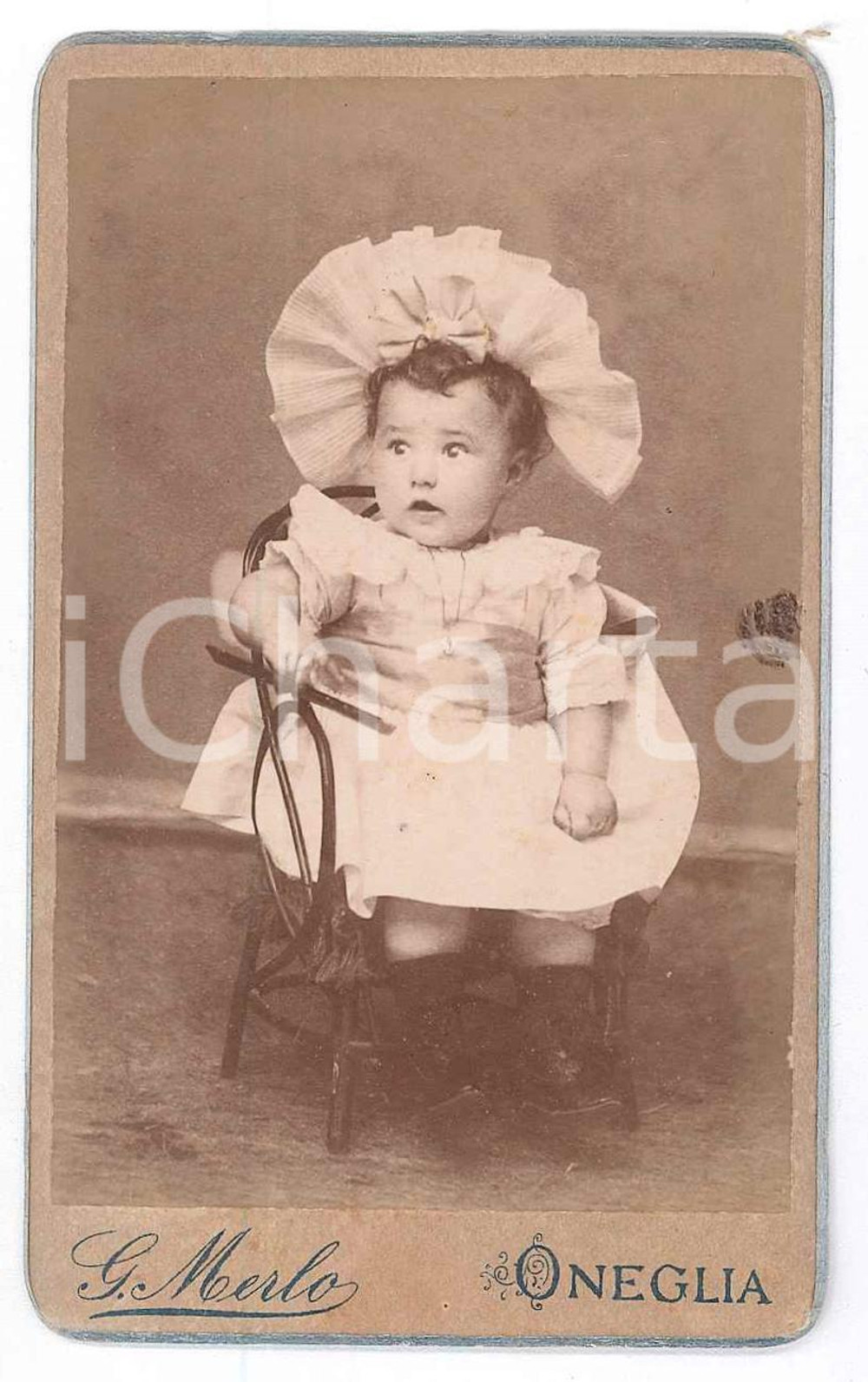 1870 ca ONEGLIA Ritratto di bambina con fiocco - Foto G. MERLO - CDV Fotografia d'epoca, montata su cartoncino rigido.Il fotografo aveva sedi a Milano e Genova.  FAIR/discreto Lievi smussature agli angoli Formato: 6x10 cm originale e autentica 1