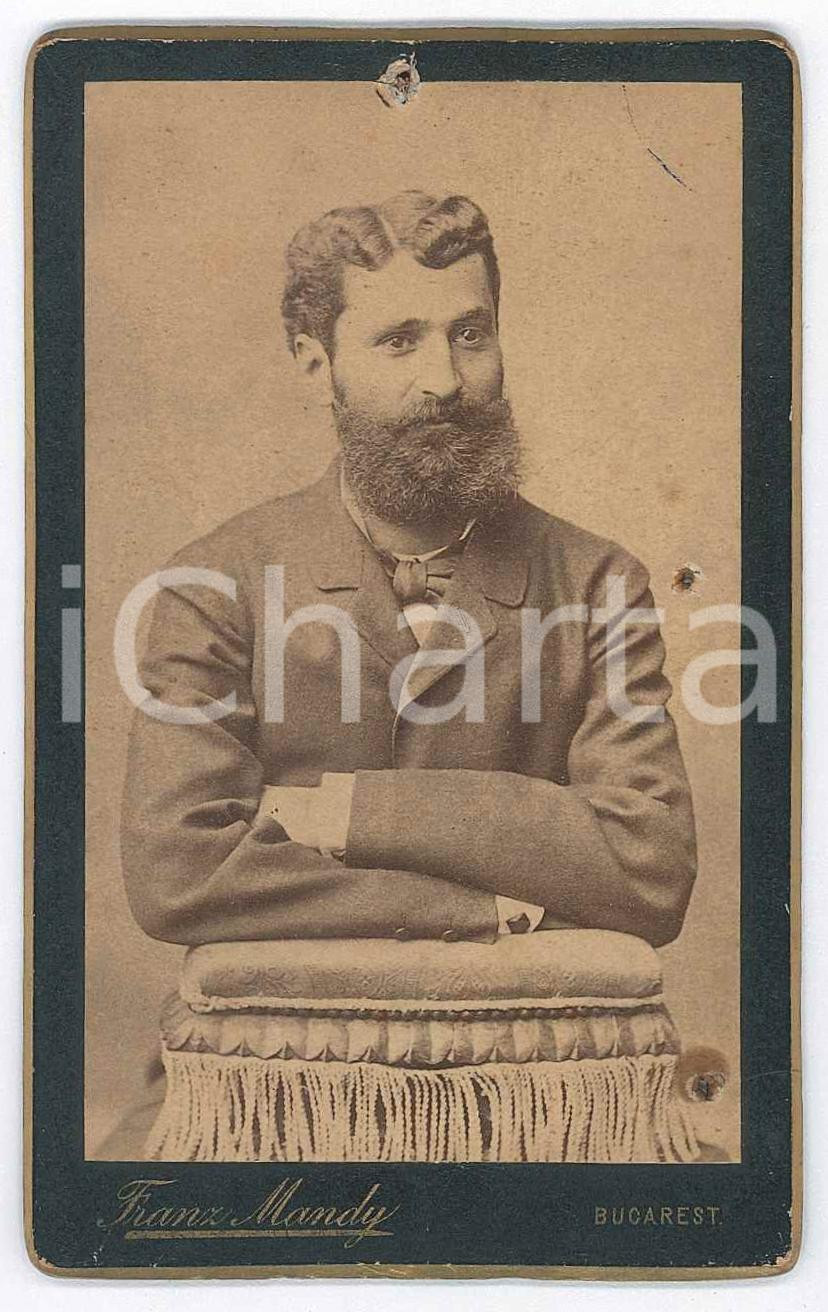 1870 ca BUCAREST Male portrait - Photo Franz MANDY - CDV Fotografia d'epoca, montata su cartoncino rigido. POOR/danneggiato Lievi smussature agli angoli, fori da affissione Formato: 6x10 cm originale e autentica 1