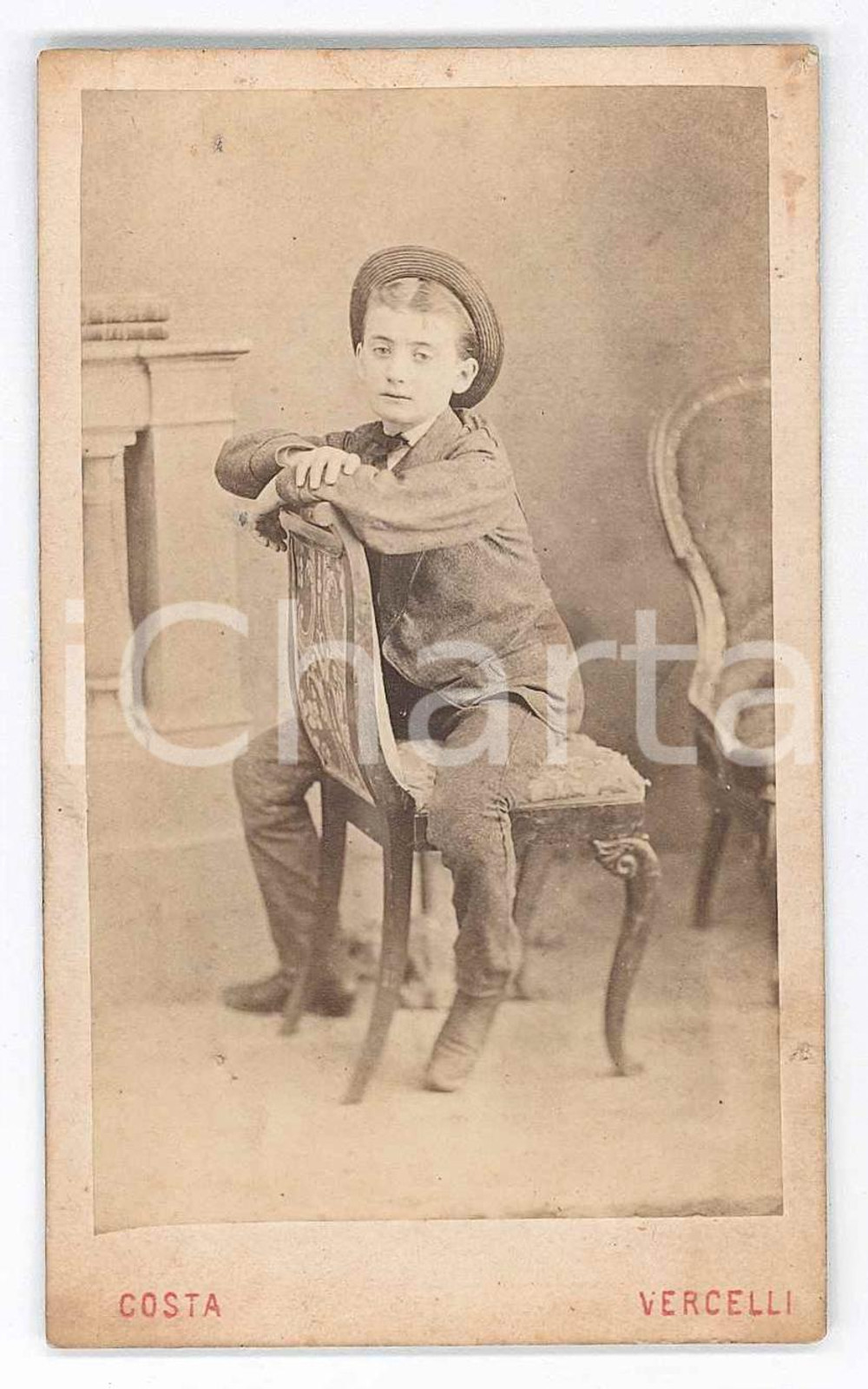 1880 ca VERCELLI Ragazzo a cavalcioni su una sedia - Foto Carlo COSTA CDV Fotografia d'epoca, montata su cartoncino rigido. FAIR/discreto Lievi smussature agli angoli Formato: 6x10 cm originale e autentica 1