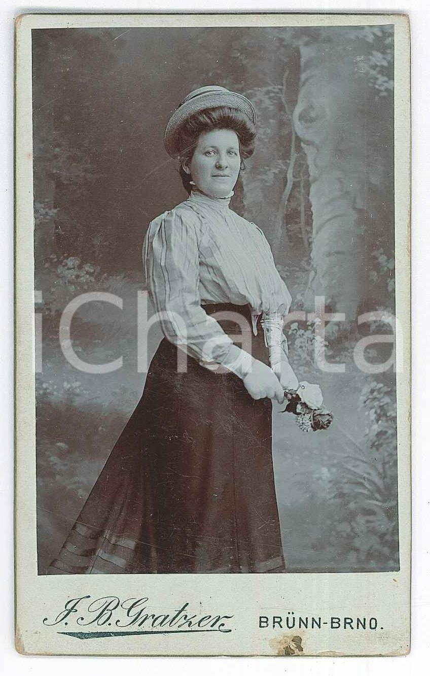1880 ca BRUNN - BRNO Woman with bunch of flower - Photo F. B. GRATZER - CDV Fotografia d'epoca, montata su cartoncino rigido. FAIR/discreto Lievi smussature agli angoli, macchia al margine inferiore Formato: 6x10 cm originale e autentica 1