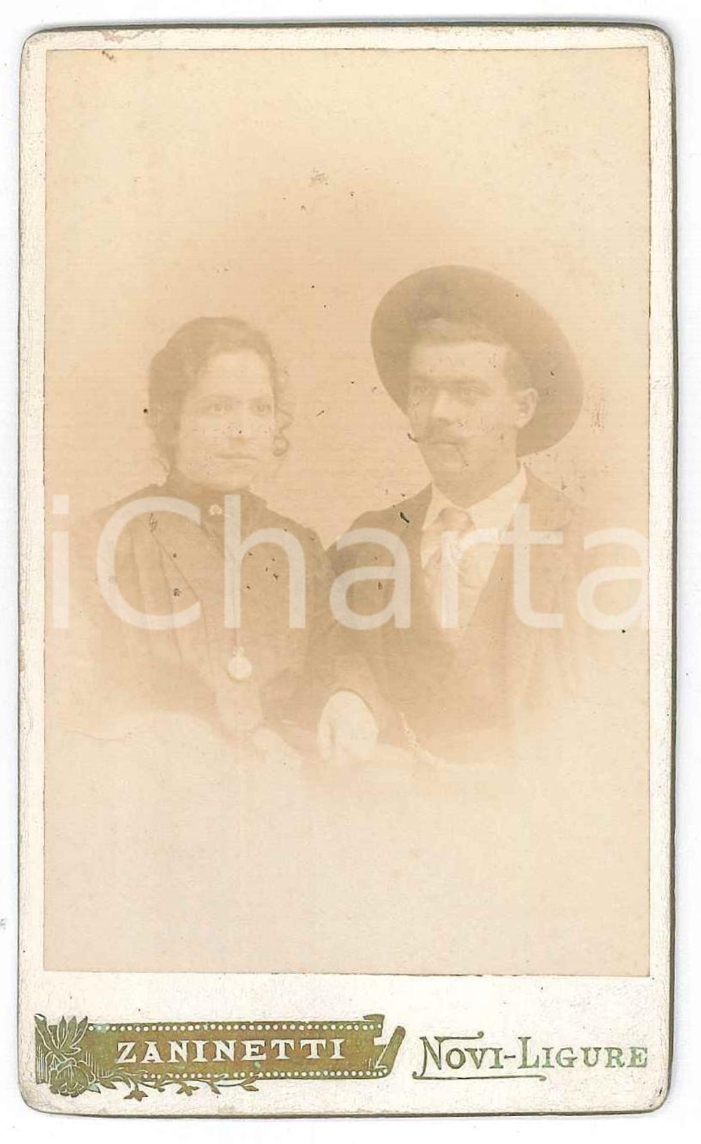 1880 ca NOVI LIGURE Ritratto di moglie e marito - Foto L. ZANINETTI - CDV Fotografia d'epoca, montata su cartoncino rigido. FAIR/discreto Lievi smussature agli angoli Formato: 6x10 cm originale e autentica 1