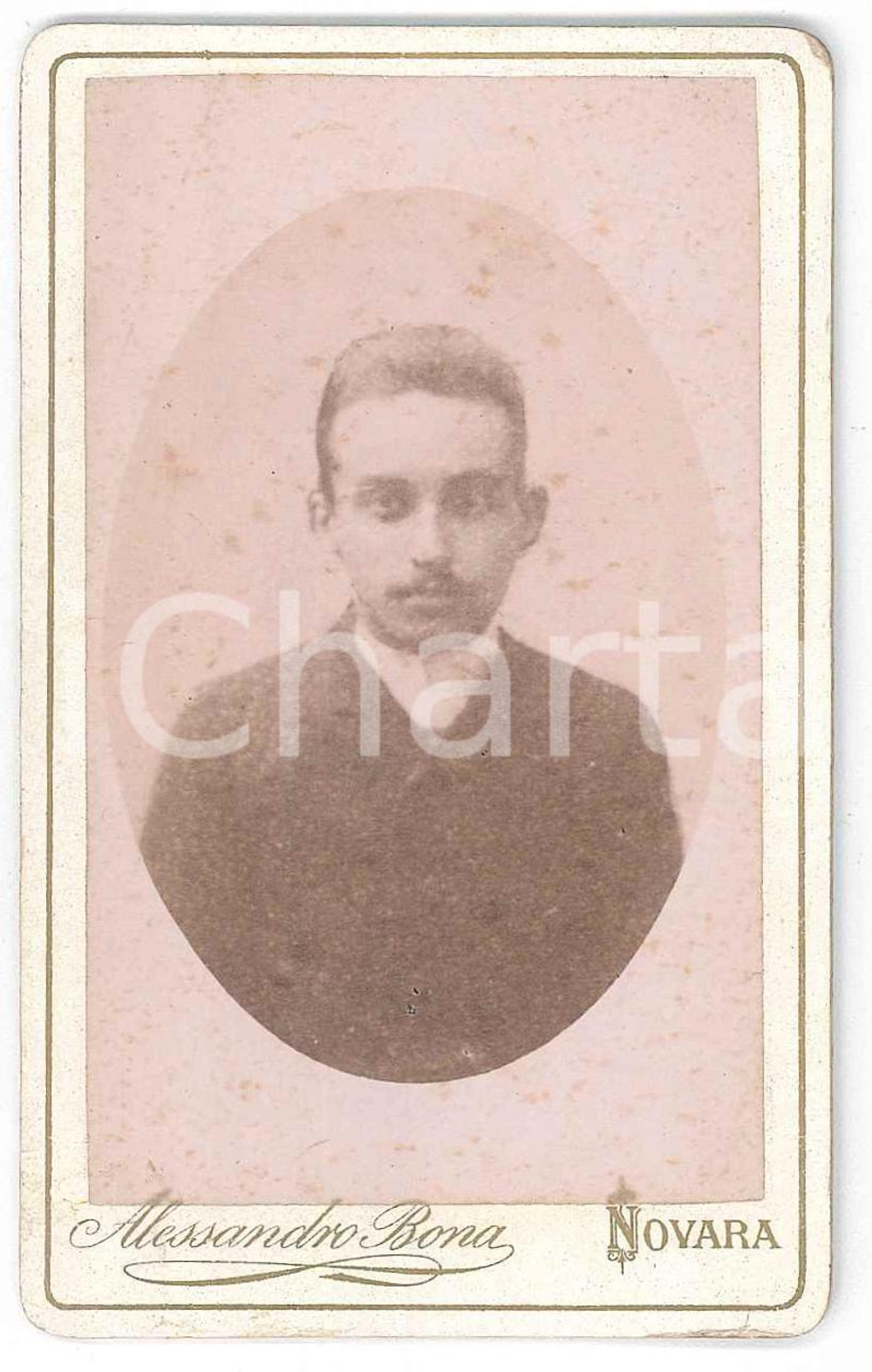 1880 ca NOVARA Ritratto maschile - Foto Alessandro BONA - CDV Fotografia d'epoca, montata su cartoncino rigido. FAIR/discreto Lievi smussature agli angoli Formato: 6x10 cm originale e autentica 1