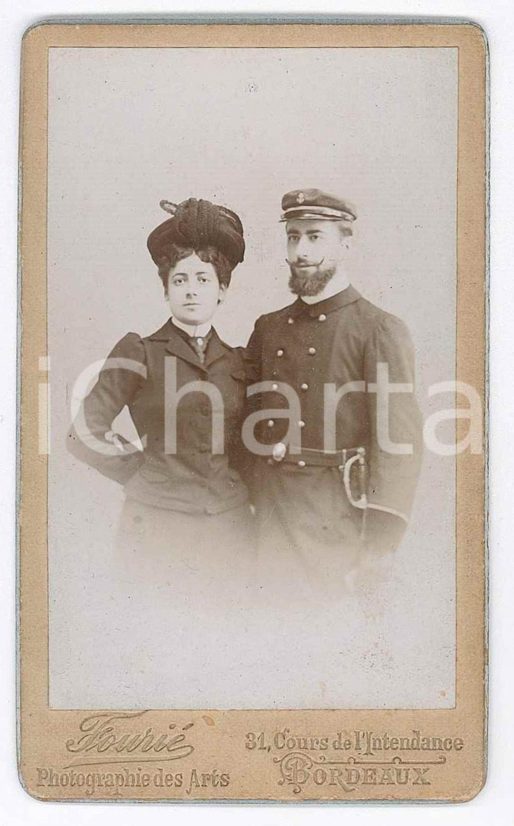1902 BORDEAUX (FRANCE) Portrait de Magdelaine GOUTTES avec officier *Photo CDV  Fotografia d'epoca, su cartoncino rigido.Dedica manoscritta al verso.FOTOGRAFO: Fouri&eacute; - Bordeaux, 31 Cours de l'Intendance  GOOD/buono  Formato: 6x10 cm originale e autentica 1