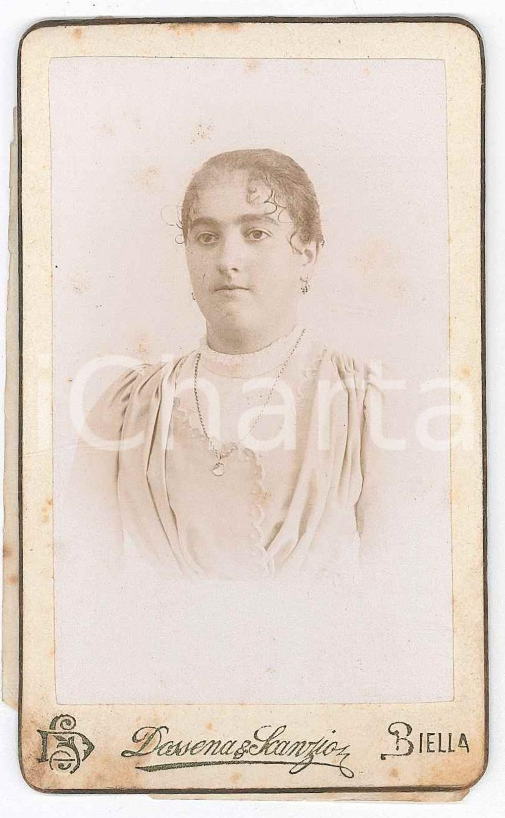 1880 ca BIELLA Ritratto di ragazza con ciondolo - Foto DOSSENA E SCANZIO - CDV Fotografia d'epoca, montata su cartoncino rigido. FAIR/discreto Lievi smussature agli angoli Formato: 6x10 cm originale e autentica 1