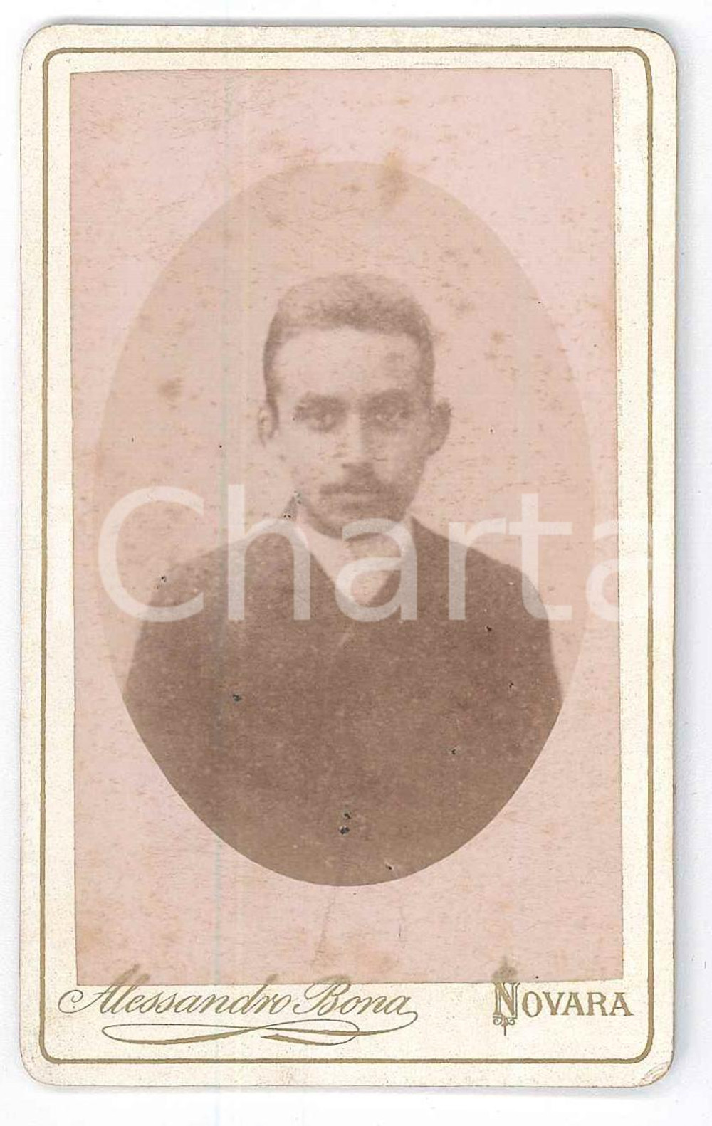 1900 ca NOVARA Ritratto maschile - Fotografia Alessandro BONA - CDV  Fotografia d'epoca. FAIR/discreto Lievi smussature agli angoli Formato: 6x10 originale e autentica 1