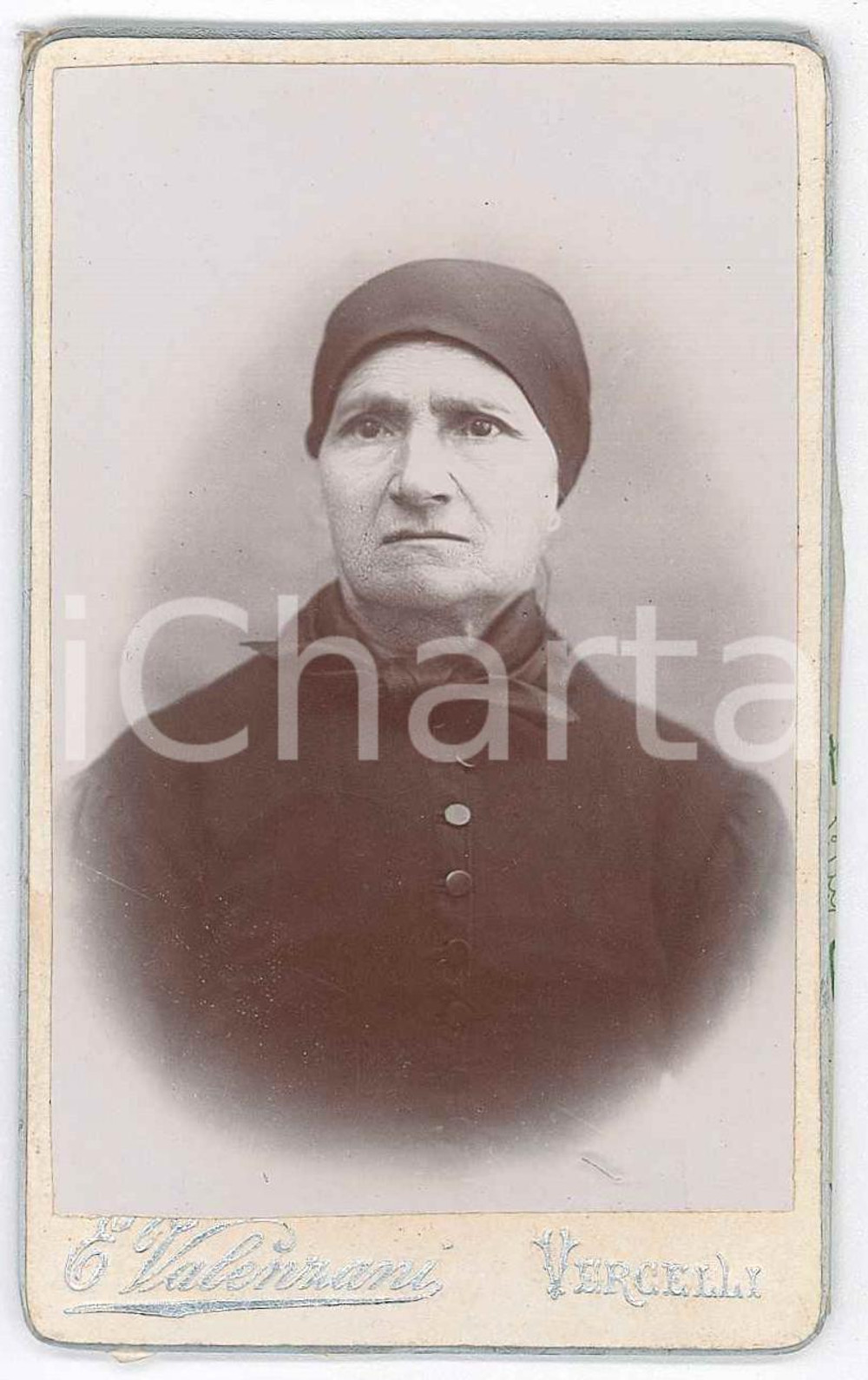 1890 ca VERCELLI Ritratto di anziana donna *Foto E. VALENZANI CDV Fotografia d'epoca, montata su cartoncino rigido. GOOD/buono  Formato: 6x10 cm originale e autentica 1