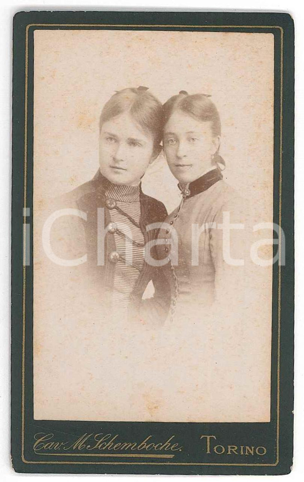 1900 ca TORINO Ritratto di due sorelle - Foto SCHEMOBOCHE CDV Fotografia d'epoca, montata su cartoncino rigido. FAIR/discreto Lievi smussature agli angoli Formato: 6x10 cm originale e autentica 1