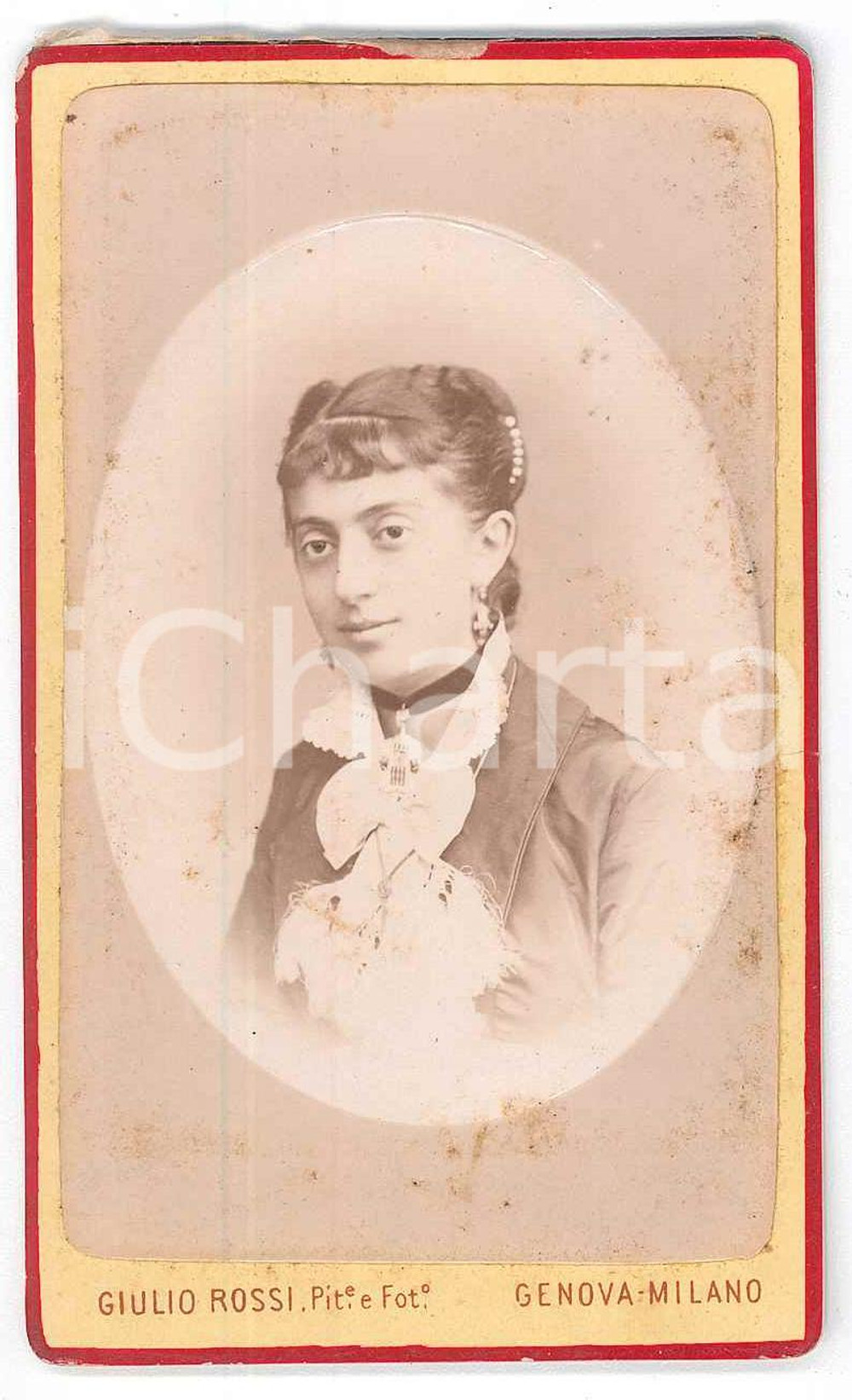 1880 ITALIA Ritratto femminile - Fotografo Giulio ROSSI - CDV Fotografia d'epoca, montata su cartoncino rigido.Il fotografo aveva sede a Milano e Genova. FAIR/discreto Lievi smussature agli angoli, piccole macchie Formato: 6x10 cm originale e autentica 1
