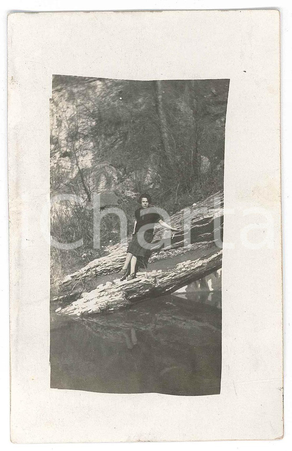 1925 ca ITALIA Donna in posa sulla riva di un fiume - Fotografia anonima 8x13 cm Fotografia d'epoca in formato cartolina postale. FAIR/discreto Lievi smussature agli angoli Formato: 8x13 cm originale e autentica 1