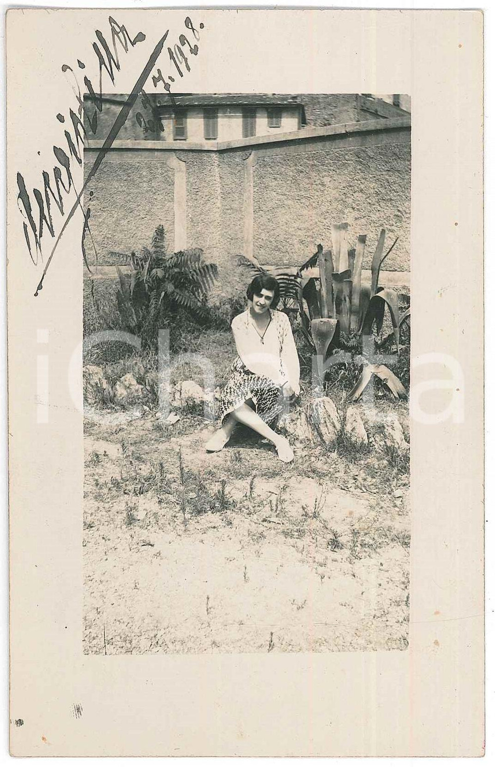 1928 SUD ITALIA Donna in posa con pianta di aloe - Fotografia anonima 8x13 cm Fotografia d'epoca. FAIR/discreto Lievi smussature agli angoli Formato: 8x13 cm originale e autentica 1