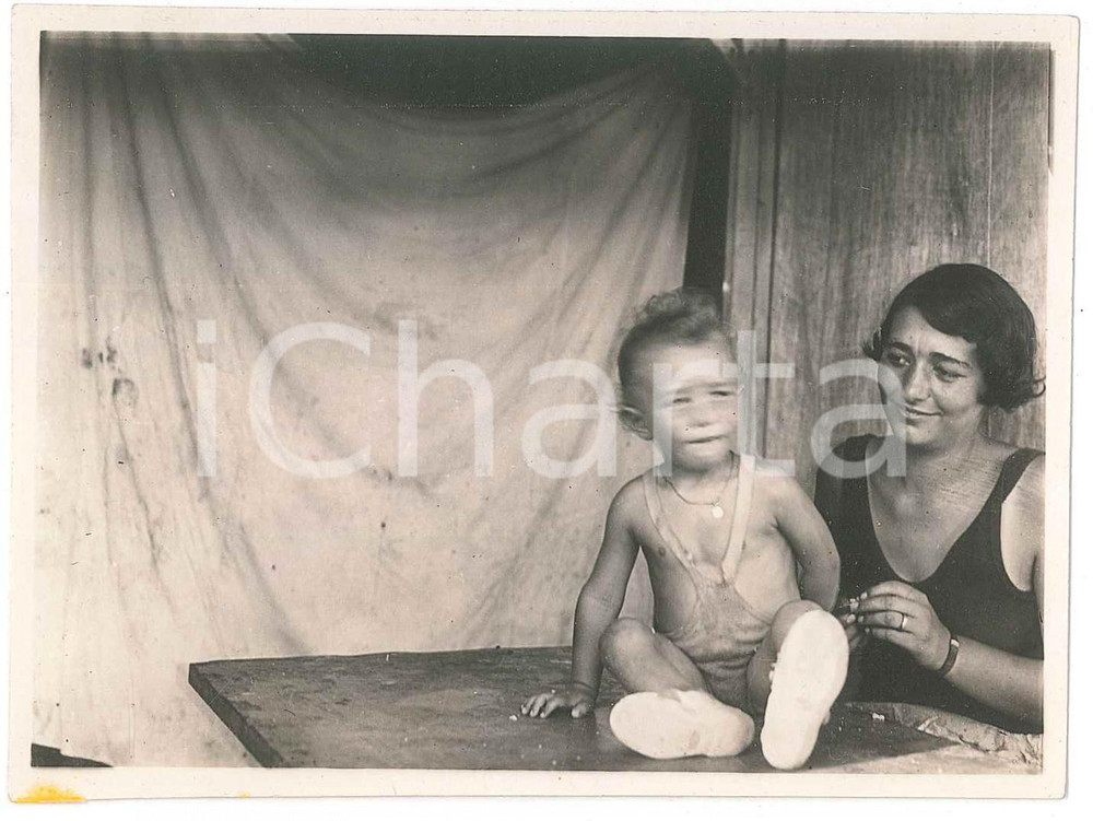1932 LIDO DI ALLARO Ritratto di madre e figlio - Fotografia anonima 11x8 cm Fotografia d'epoca. FAIR/discreto Lievi smussature agli angoli Formato: 11x8 cm originale e autentica 1