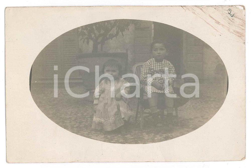 1910 ca ITALIA Fratellini in posa nel cortile - Fotografia anonima 14x9 cm Fotografia d'epoca. FAIR/discreto Lievi smussature agli angoli, gualciture ai margini Formato: 14x9 cm originale e autentica 1