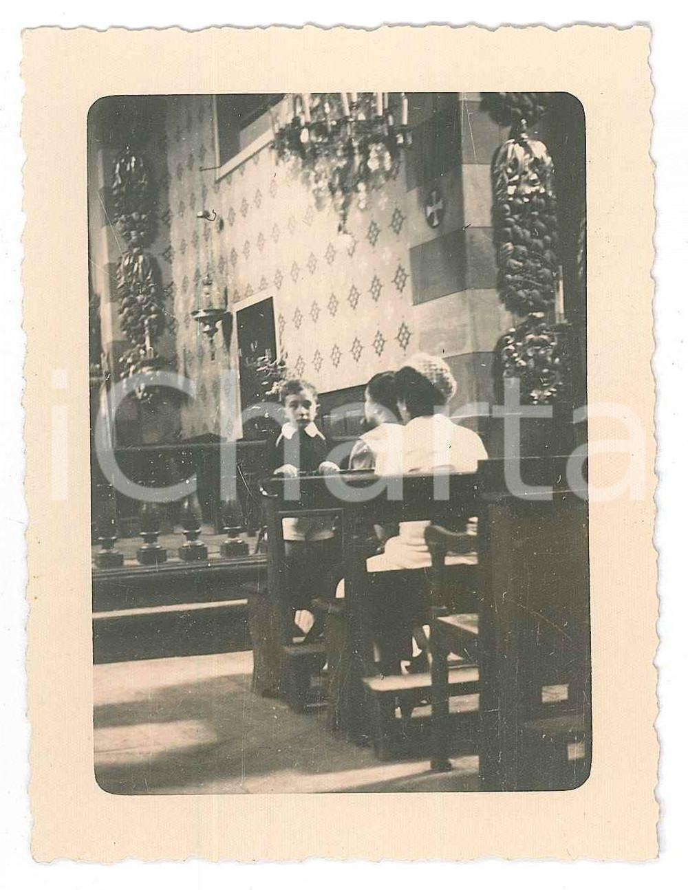 1920 ca ITALIA Bambino in chiesa - Fotografia anonima 7x10 cm Fotografia d'epoca. FAIR/discreto Lievi smussature agli angoli Formato: 6x9 cm originale e autentica 1