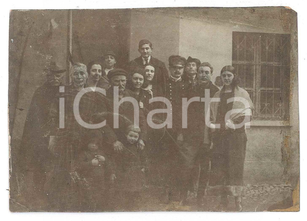 1910 ca ITALIA Foto di famiglia con carabiniere - Fotografia anonima 11x8 cm Fotografia d'epoca. POOR/danneggiato Angoli mancanti, gualciture ai margini, residui di colla al verso e al recto Formato: 11x8 originale e autentica 1