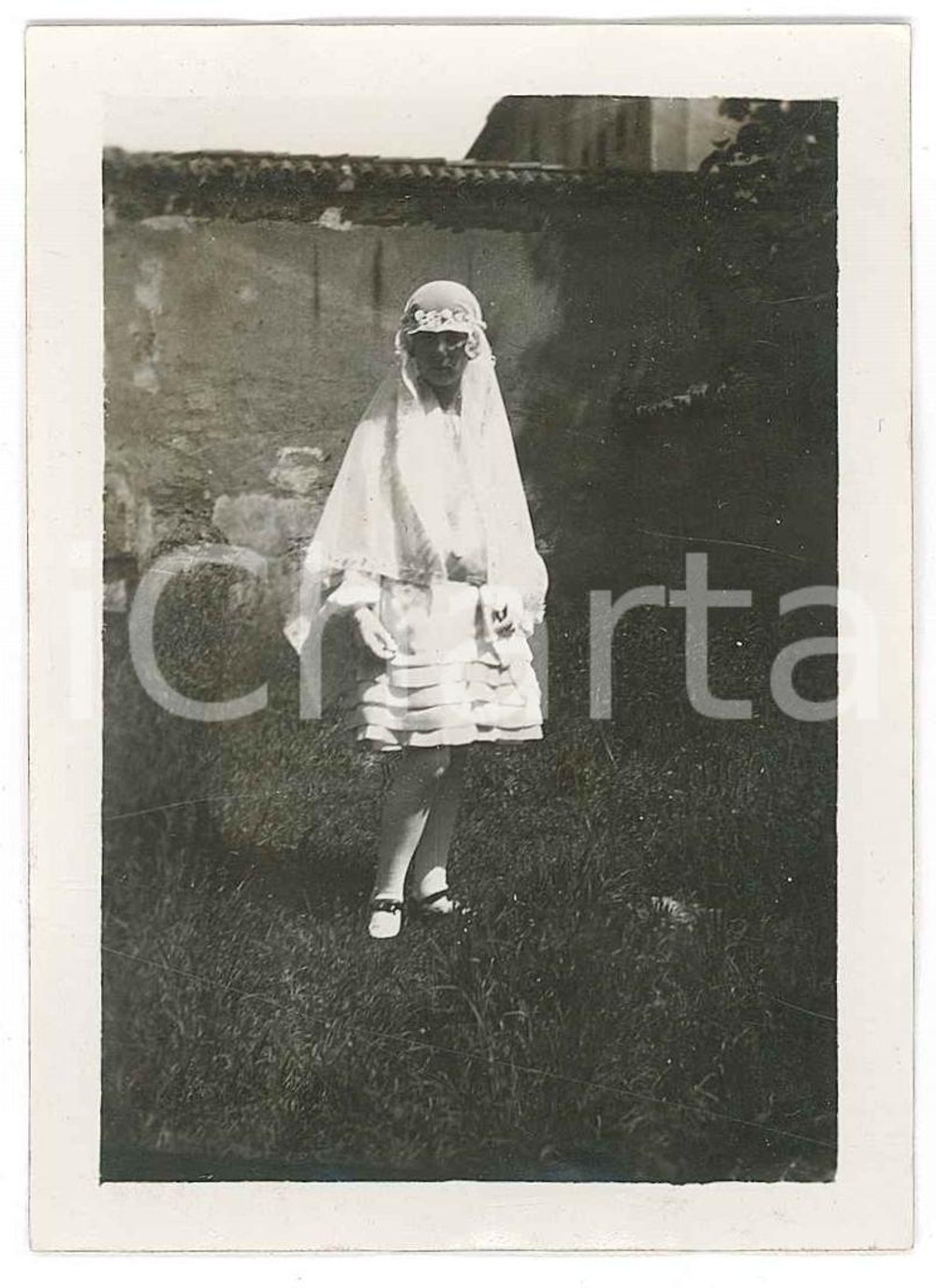 1920 ca ITALIA Ragazza posa con abito Prima Comunione - Fotografia anonima 6x9 Fotografia d'epoca. FAIR/discreto Lievi smussature agli angoli Formato: 6x9 originale e autentica 1