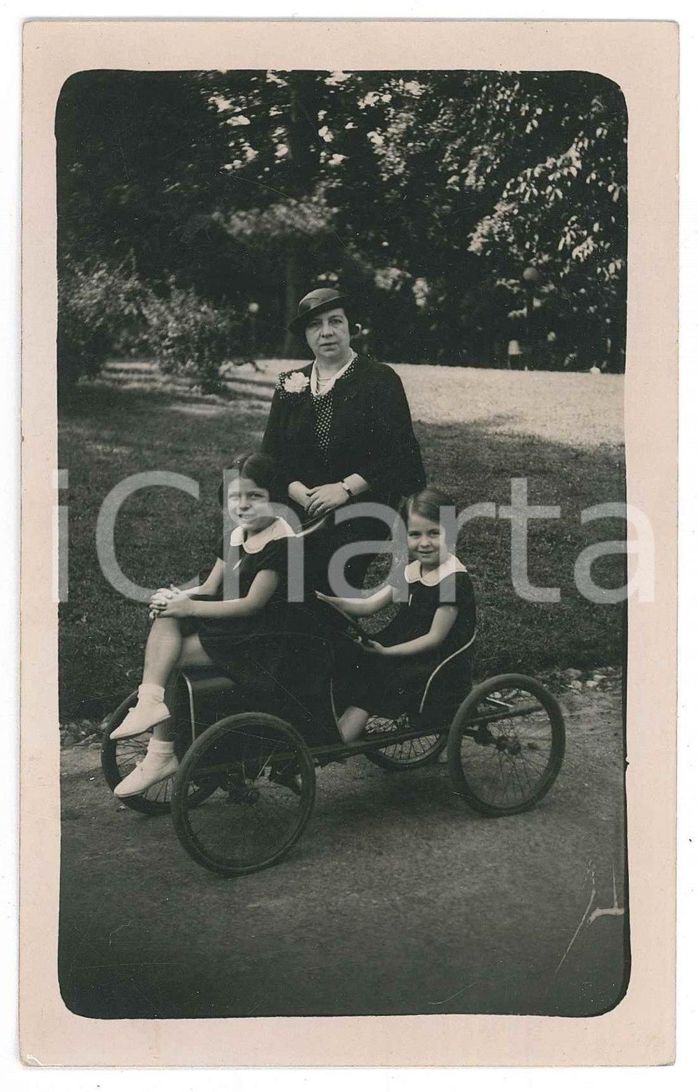 1920 ca ITALIA (?) Sorelle giocano con auto a pedali - Fotografia anonima 8x14 Fotografia d'epoca in formato cartolina postale. FAIR/discreto Lievi smussature agli angoli Formato: 8x14 cm originale e autentica 1
