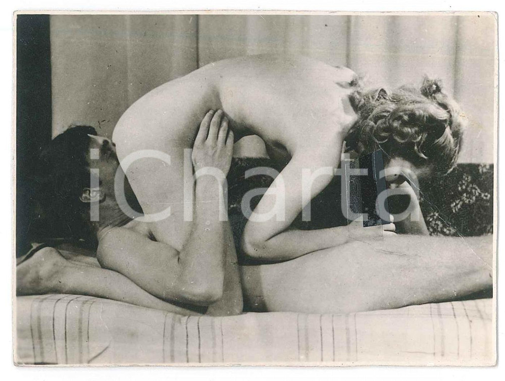 1945 ca VINTAGE EROTIC Oral sex - Couple - DAMAGED PORN Photo 11x8 cm Fotografia originale d'epoca, inf ormato cartolina postale. VERY POOR/gravemente danneggiato profonda piegatura al lato destro Formato: 11x8 cm originale e autentica 1