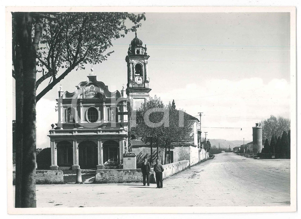 1950 ca VOLPIANO (TO) Chiesa Madonna delle Grazie *Foto ANIMATA 16x11 cm Fotografia originale d'epoca, con didascalia al verso.   GOOD/buono  Formato: 16x11 cm originale e autentica 1