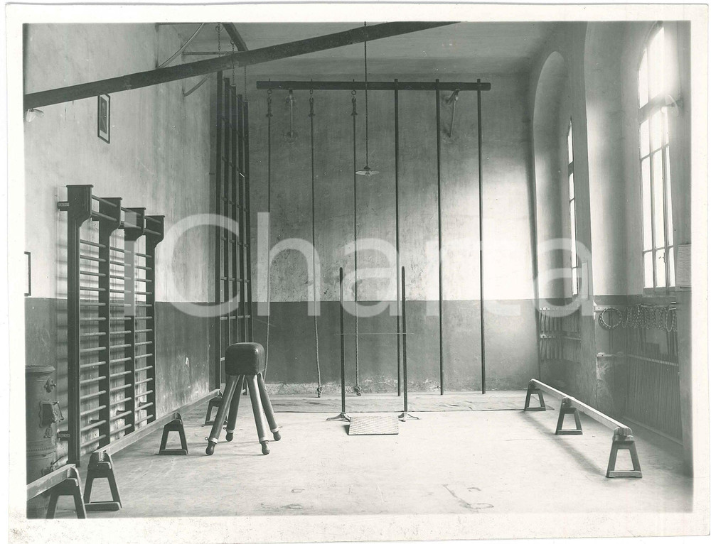 1930 ca VOLPIANO (TO) Palestra di ginnastica coperta - Foto 23x17 cm Fotografia originale d'epoca, con didascalia manoscritta al verso.FOTOGRAFO: Bestente - Settimo Torinese  GOOD/buono minime bruniture al lato inferiore Formato: 23x17 cm originale e autentica 1