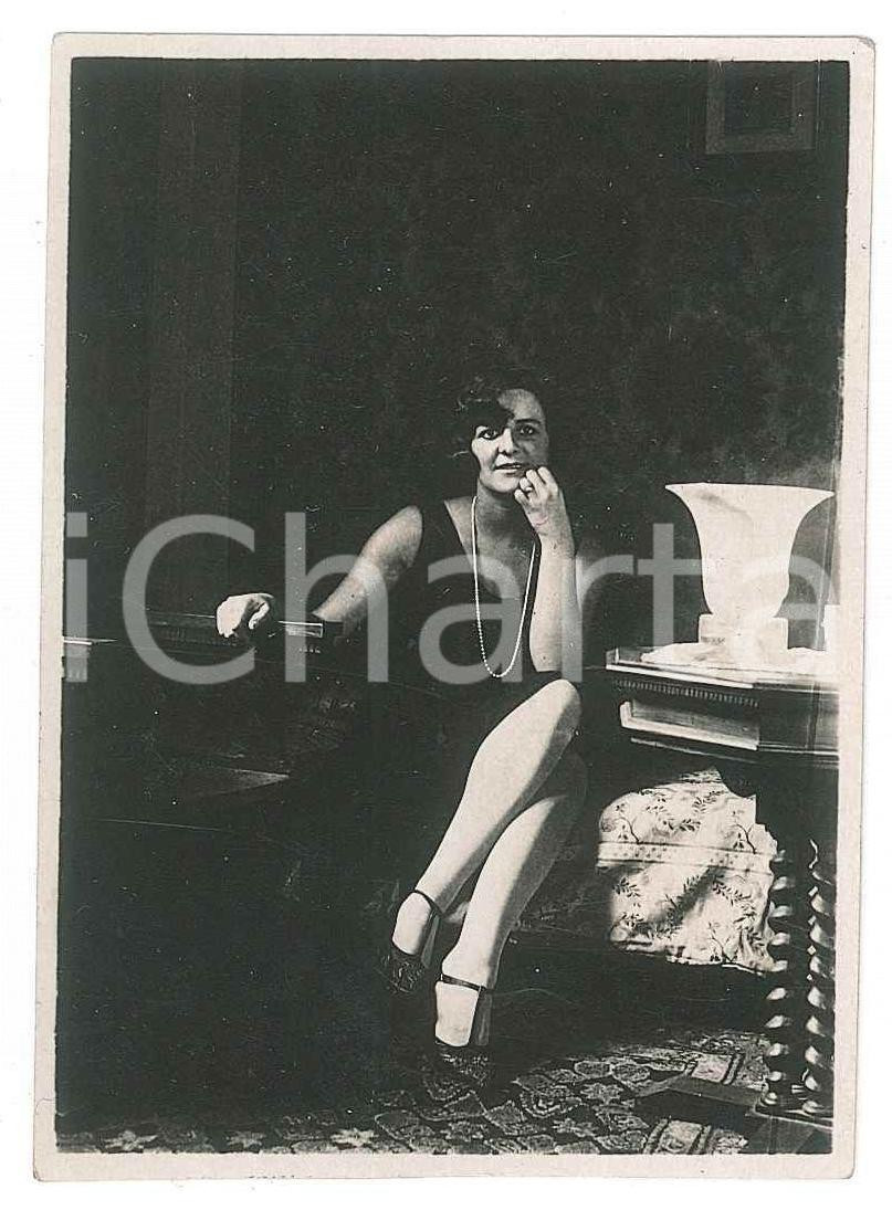 1920 ca MILANO - ART DECO Ritratto femminile - Foto BIN - COLOMBI 6x9 cm Fotografia d'epoca. FAIR/discreto Lievi smussature agli angoli Formato: 6x9 cm originale e autentica 1