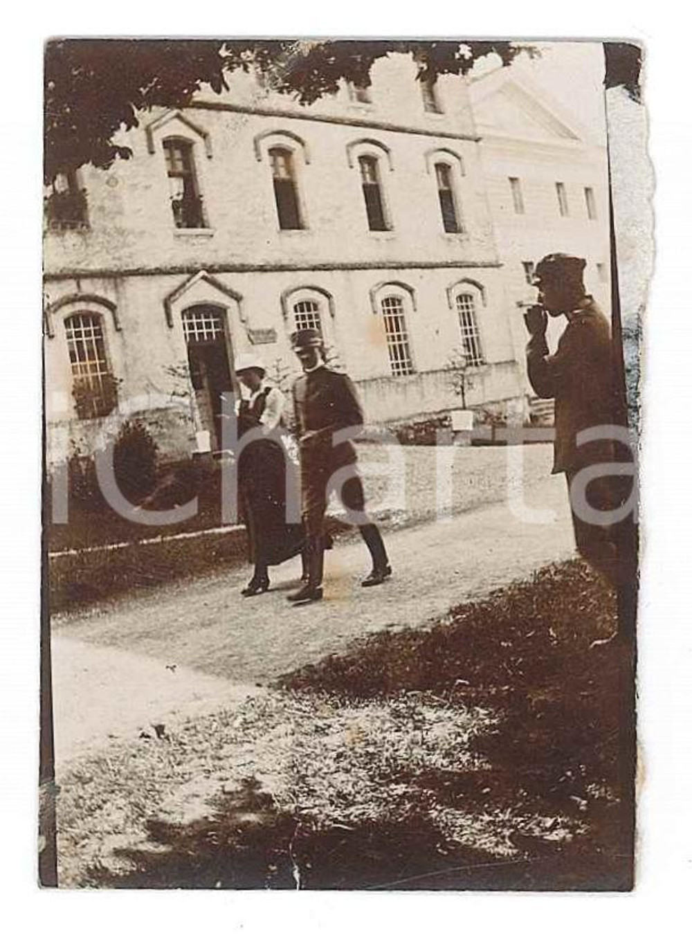 1910 ca ITALIA - REGIO ESERCITO Militari a passeggio - Fotografia anonima 4x6  Fotografia d'epoca. POOR/danneggiato Lievi smussature agli angoli, residuo di incollature al recto Formato: 4x6 cm originale e autentica 1