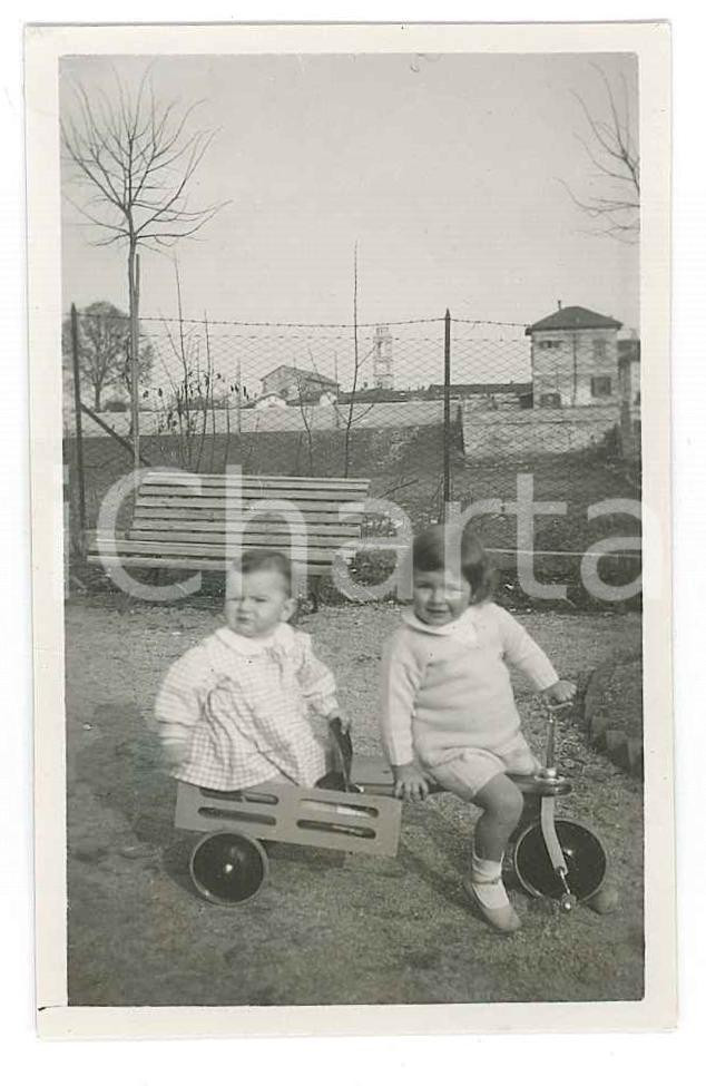 Fotografia d epoca originale 1940 ca NORD ITALIA Bambini con bicicletta e carretto Fotografia anonima 4x8 cm 1