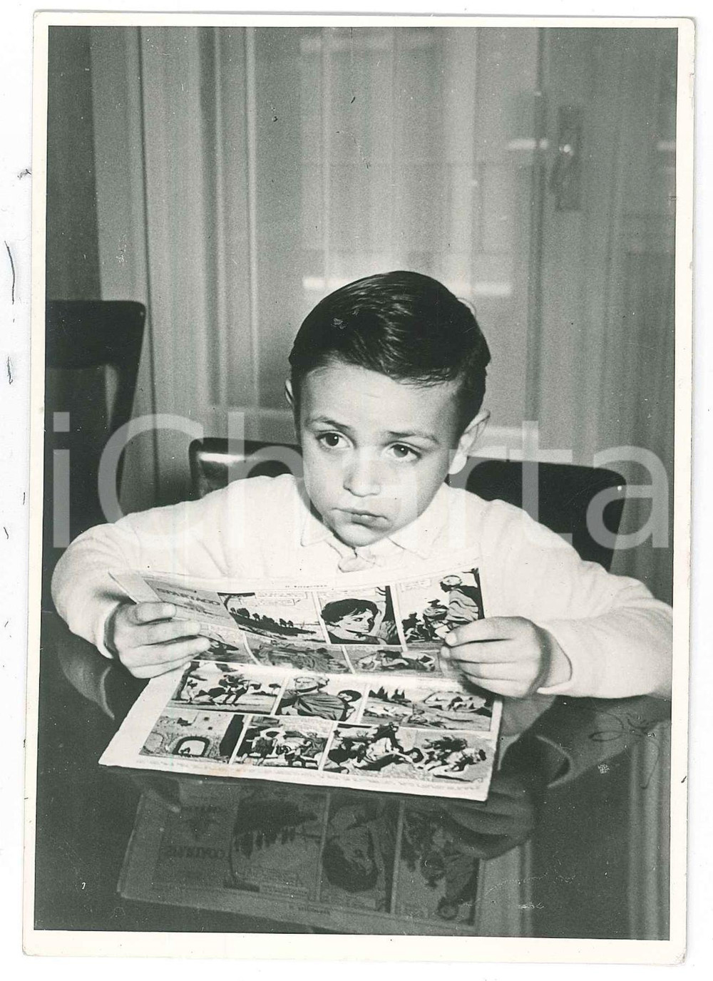 1959 ITALIA Bambino legge fumetto di SPARTACO Fotografia anonima 10x15 cm Fotografia d'epoca. FAIR/discreto Lievi smussature agli angoli Formato: 10x15 cm originale e autentica 1