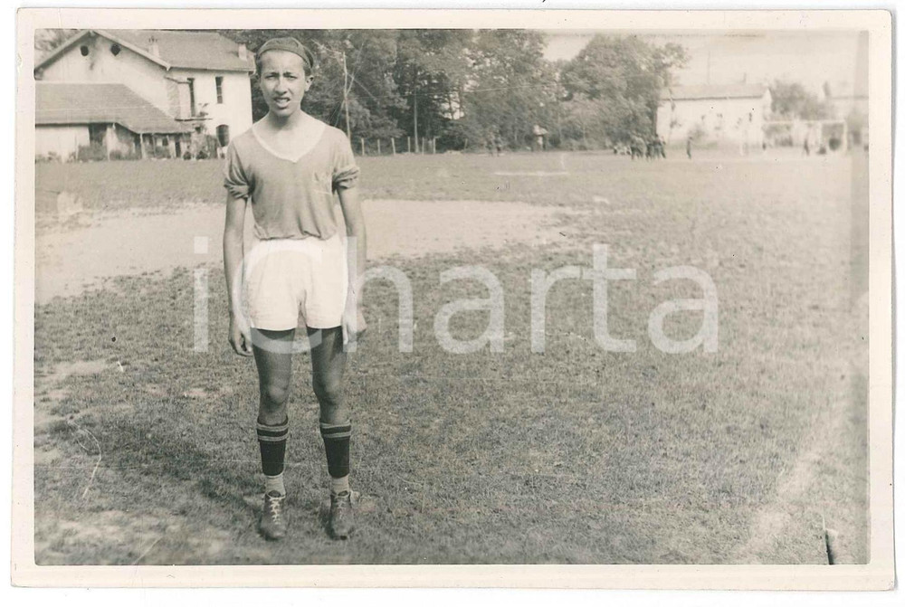 1950 ca ITALIA - CALCIO FEMMINILE Ragazza in divisa - Fotografia anonima 9x14 cm Fotografia d'epoca. FAIR/discreto Lievi smussature agli angoli Formato: 9x14 cm originale e autentica 1