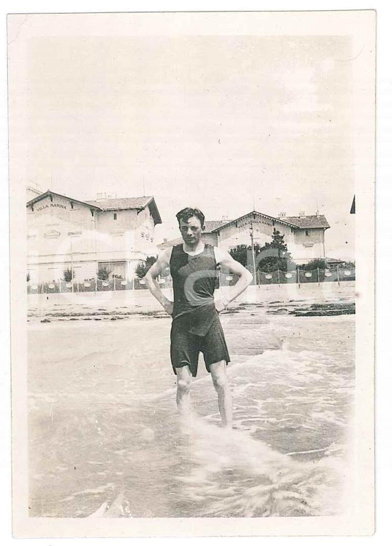 1930 ca ITALIA Uomo davanti a Hotel Marina e Hotel Stella Marina - Foto anonima Fotografia d'epoca. FAIR/discreto Lievi smussature agli angoli Formato: 6x9 cm originale e autentica 1