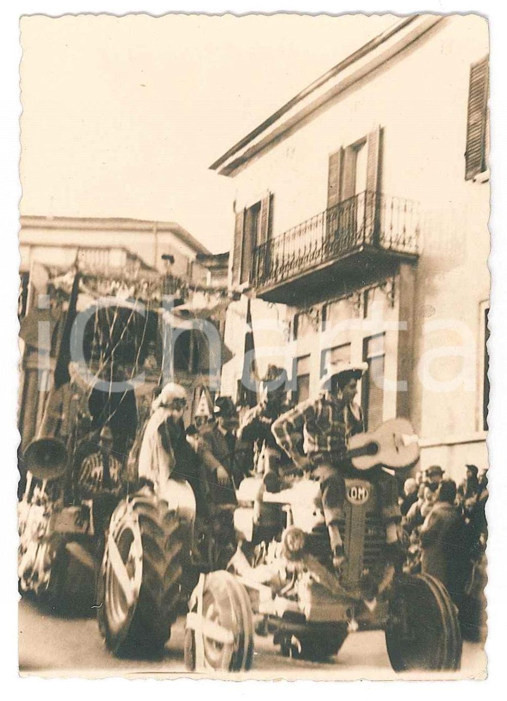 1955 ca ITALIA - CARNEVALE Carro allegorico con trattore OM - Fotografia anonima Fotografia d'epoca. FAIR/discreto Lievi smussature agli angoli Formato: 7x10 cm originale e autentica 1