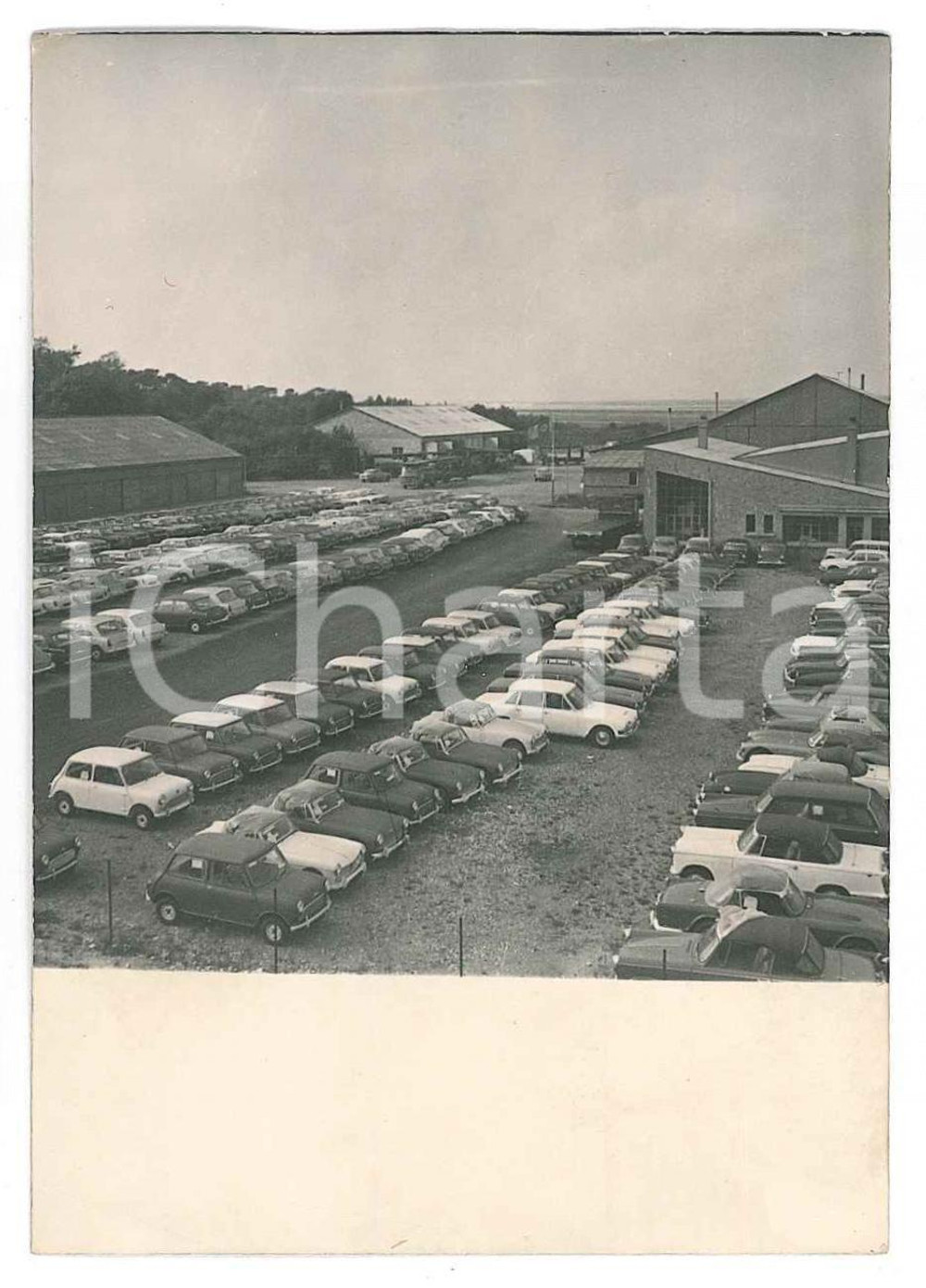 1955 ca ITALIA Veduta aerea di un parcheggio - Fotografia anonima 7x10 cm  Fotografia d'epoca. FAIR/discreto Lievi smussature agli angoli Formato: 7x10 cm originale e autentica 1