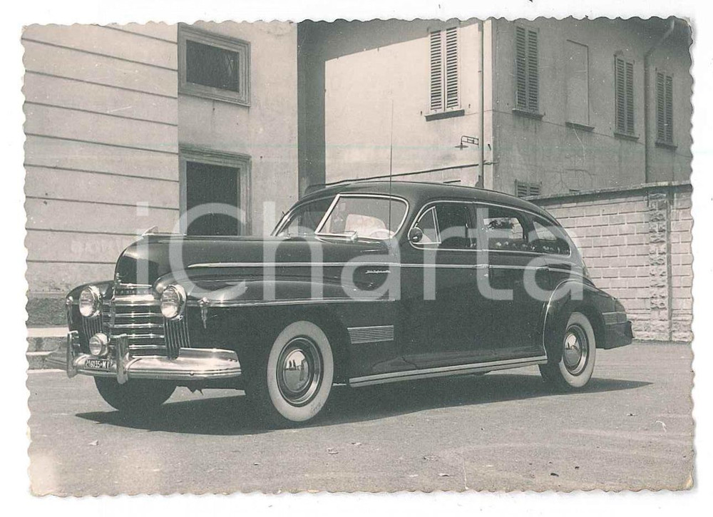 1955 ca MILANO Auto americana parcheggiata in un cortile Fotografia anonima 10x7  Fotografia d'epoca. POOR/danneggiato Lievi smussature agli angoli Formato: 10x7 cm originale e autentica 1