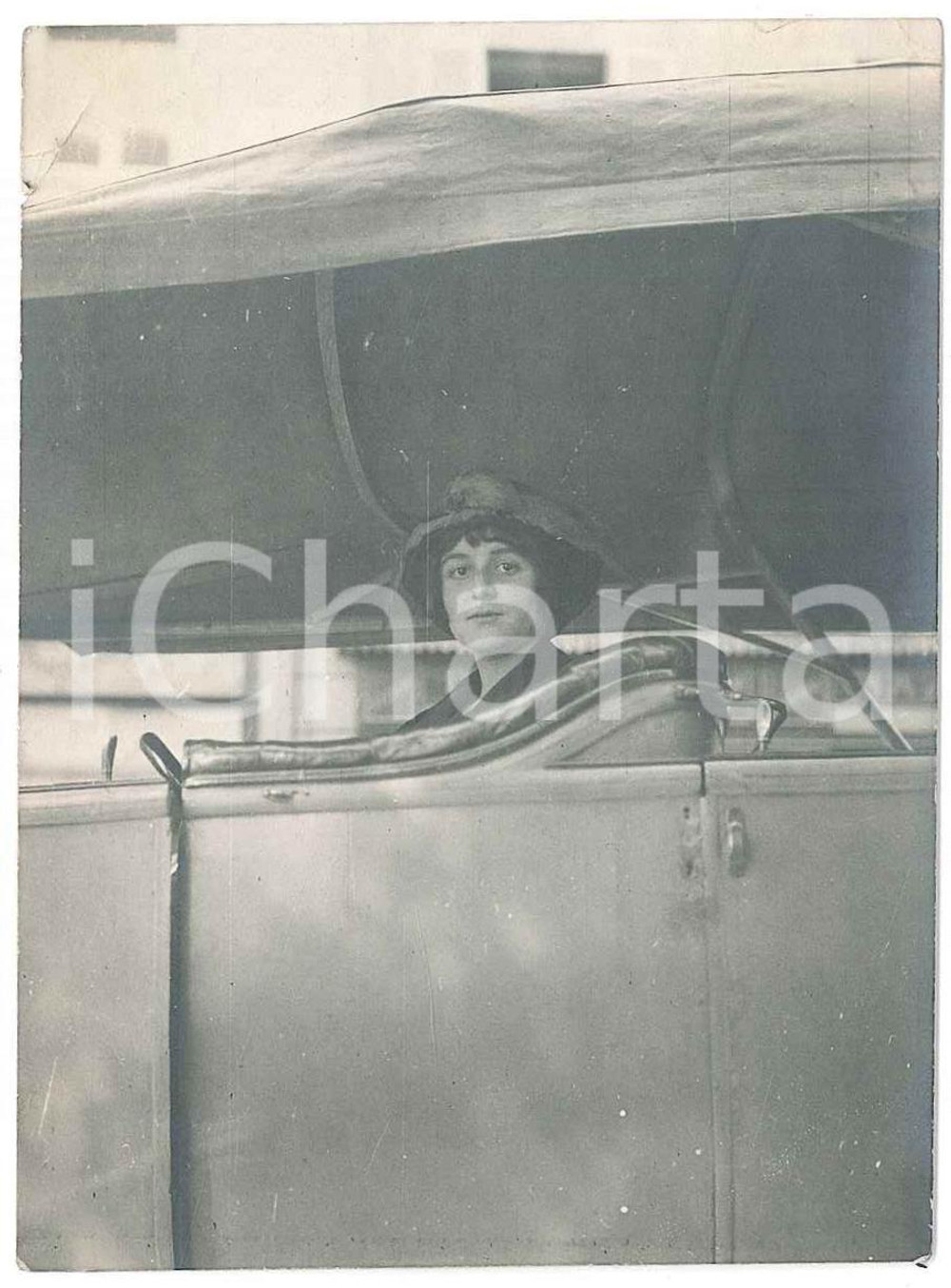 1920 ca ITALIA Donna in automobile - Ritratto - Fotografia anonima 7x10 cm Fotografia d'epoca. FAIR/discreto Lievi smussature agli angoli, piegature Formato: 7x10 cm originale e autentica 1