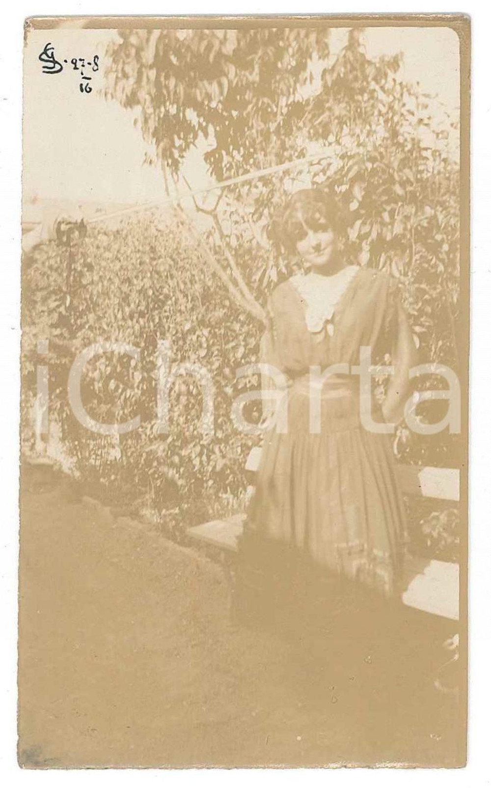 1916 ITALIA Ragazza in posa davanti a un panchina - Fotografia anonima 6x11 cm Fotografia d'epoca. FAIR/discreto Lievi smussature agli angoli Formato: 6x11 cm originale e autentica 1