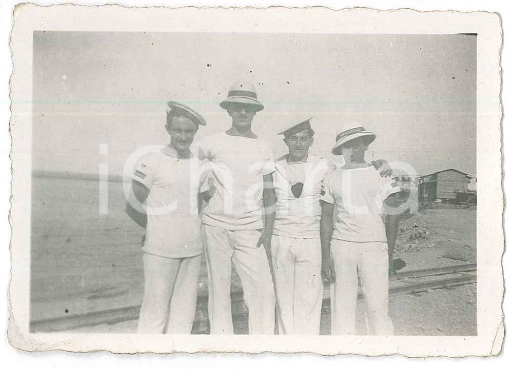 1920 ca AOI (?) - REGIA MARINA Marinai in posa - Fotografia anonima 9x6 cm  Fotografia d'epoca. FAIR/discreto Lievi smussature agli angoli Formato: 9x6 cm originale e autentica 1