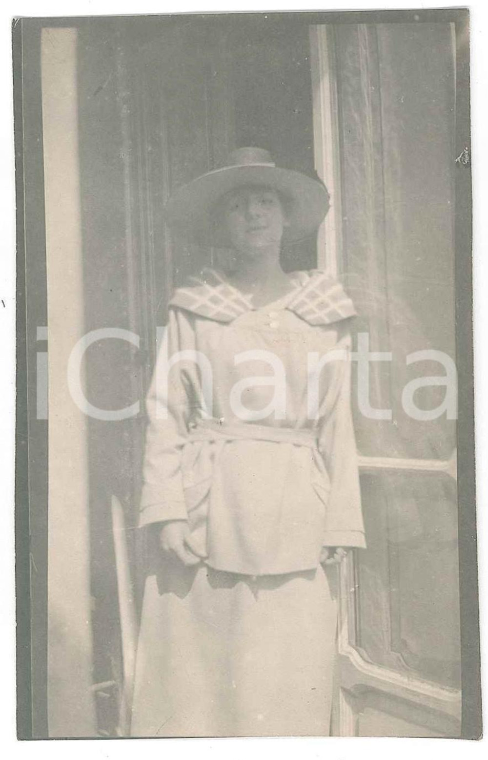 1920 ca ITALIA Ritratto femminile - Fotografia anonima 7x11 cm Fotografia d'epoca. FAIR/discreto Lievi smussature agli angoli Formato: 7x11 cm originale e autentica 1
