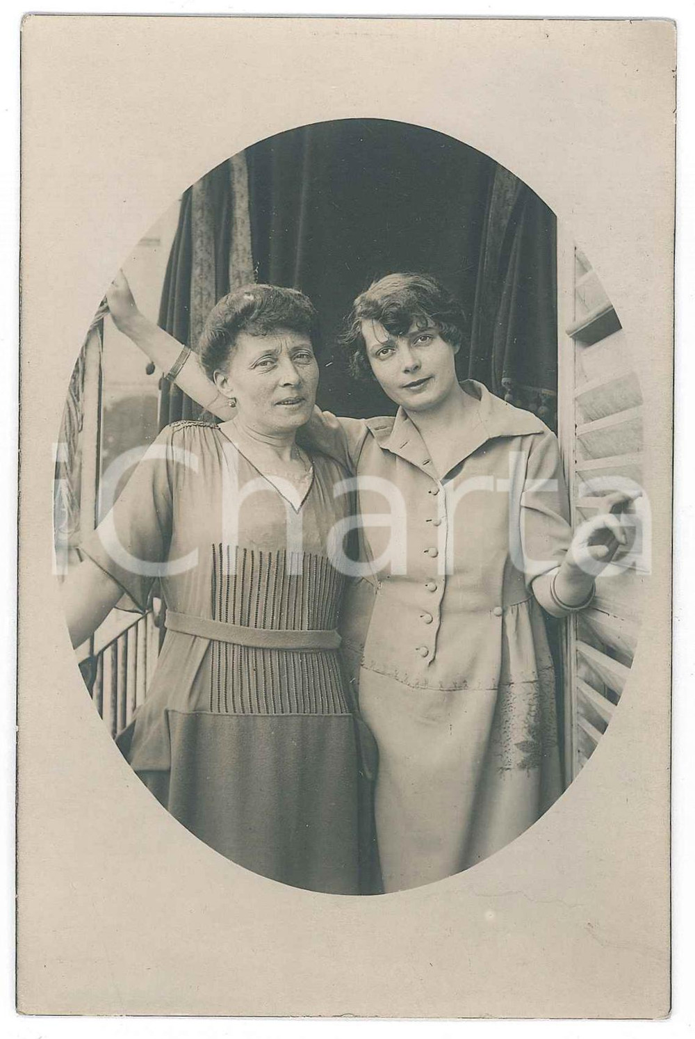 1920 ca ITALIA Ritratto di madre e figlia in balcone - Fotografia anonima 9x14 Fotografia d'epoca in formato cartolina postale. FAIR/discreto Lievi smussature agli angoli Formato: 9x14 cm originale e autentica 1